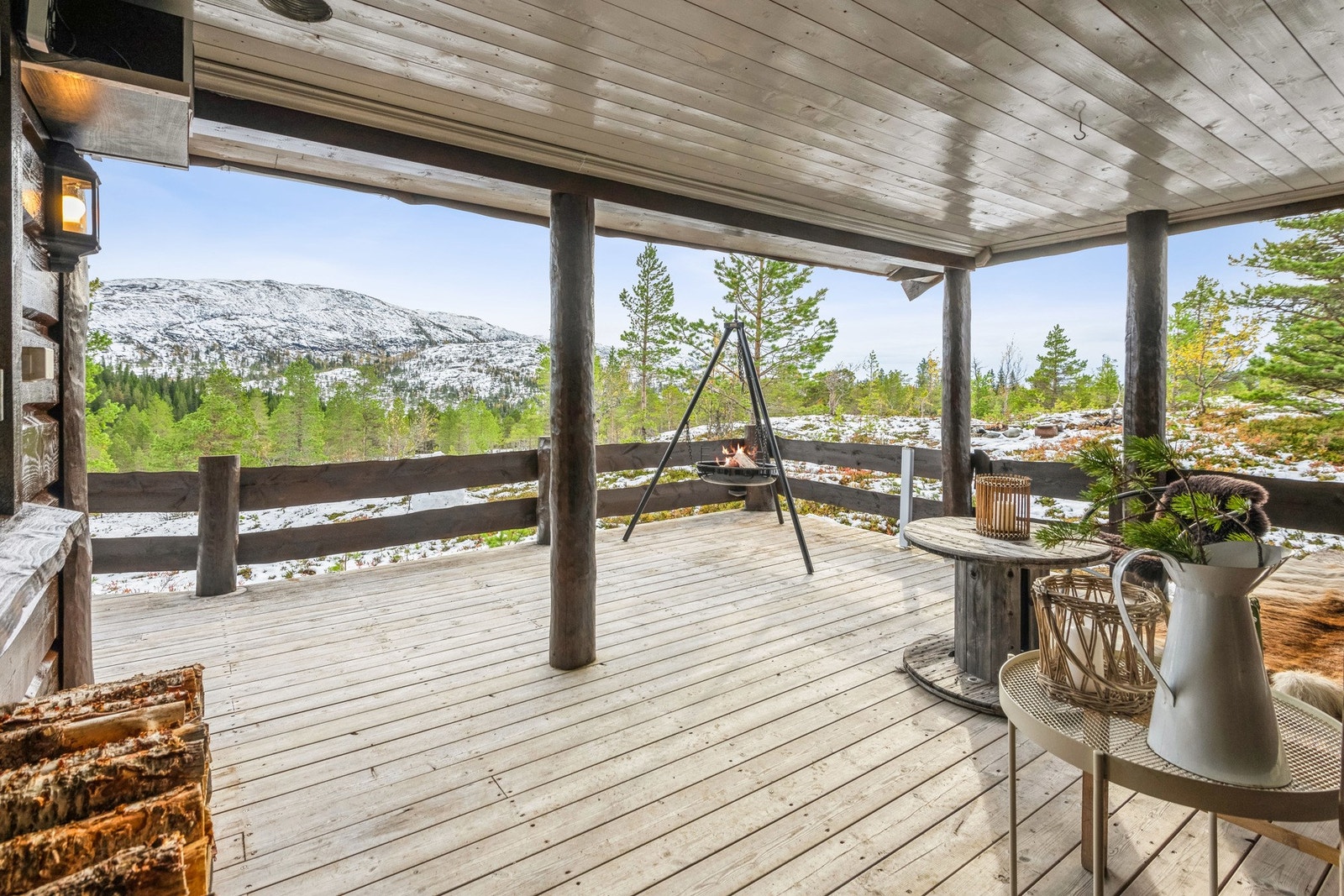 Hytta er fra 2011 og fremstår som velholdt. Solrik tomt med gode utsiktsforhold. Galleribilde