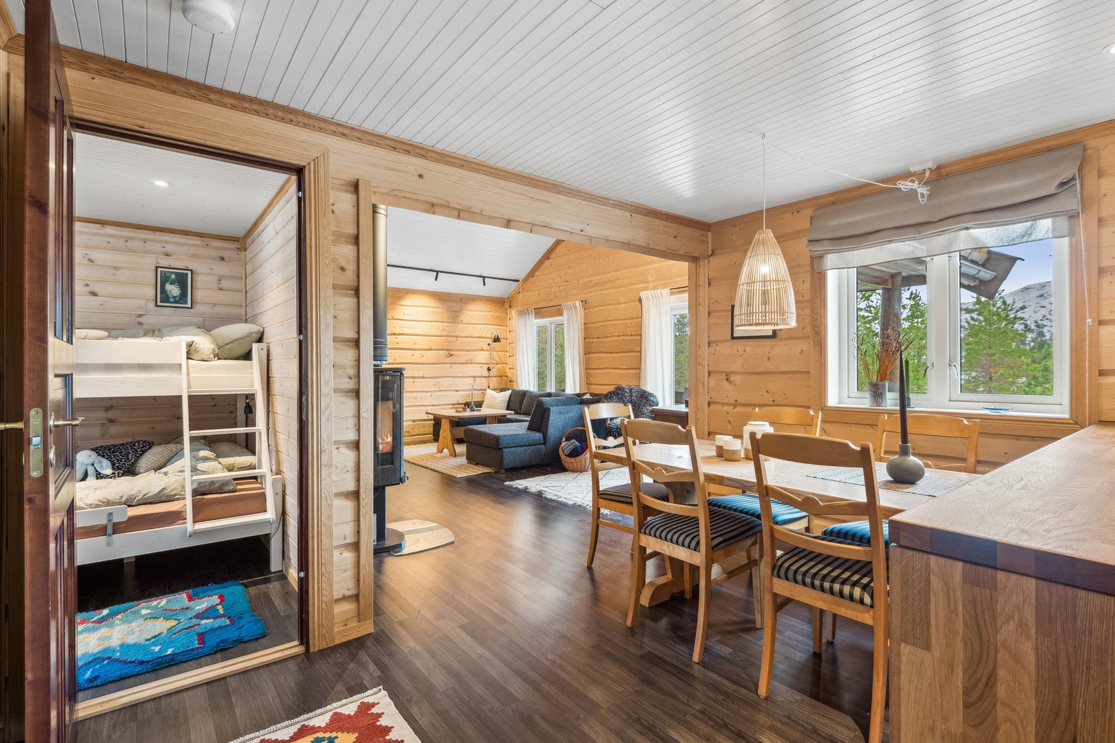 Hytta har to gode soverom og hems. Det er i tillegg anneks med flere soveplasser. Galleribilde