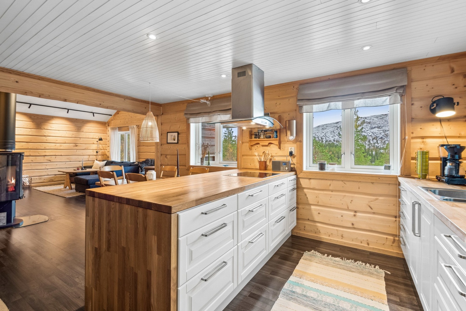 Kjøkkenet har godt med skap- og benkeplass. Åpen løsning til spisestue og stue. Galleribilde