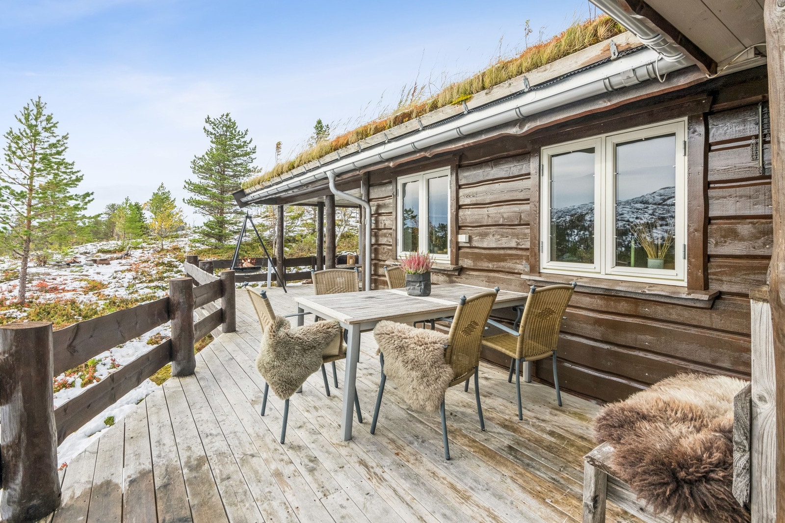 Her har du god plass til utemøbler, grilling og avslapping med åpen utsikt. Svært gode solforhold. Galleribilde