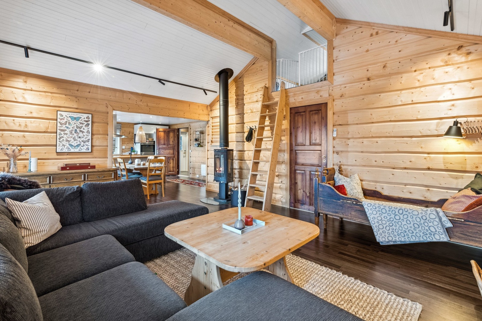 Vedfyring kombinert med strøm gir god komfort hele året. Galleribilde