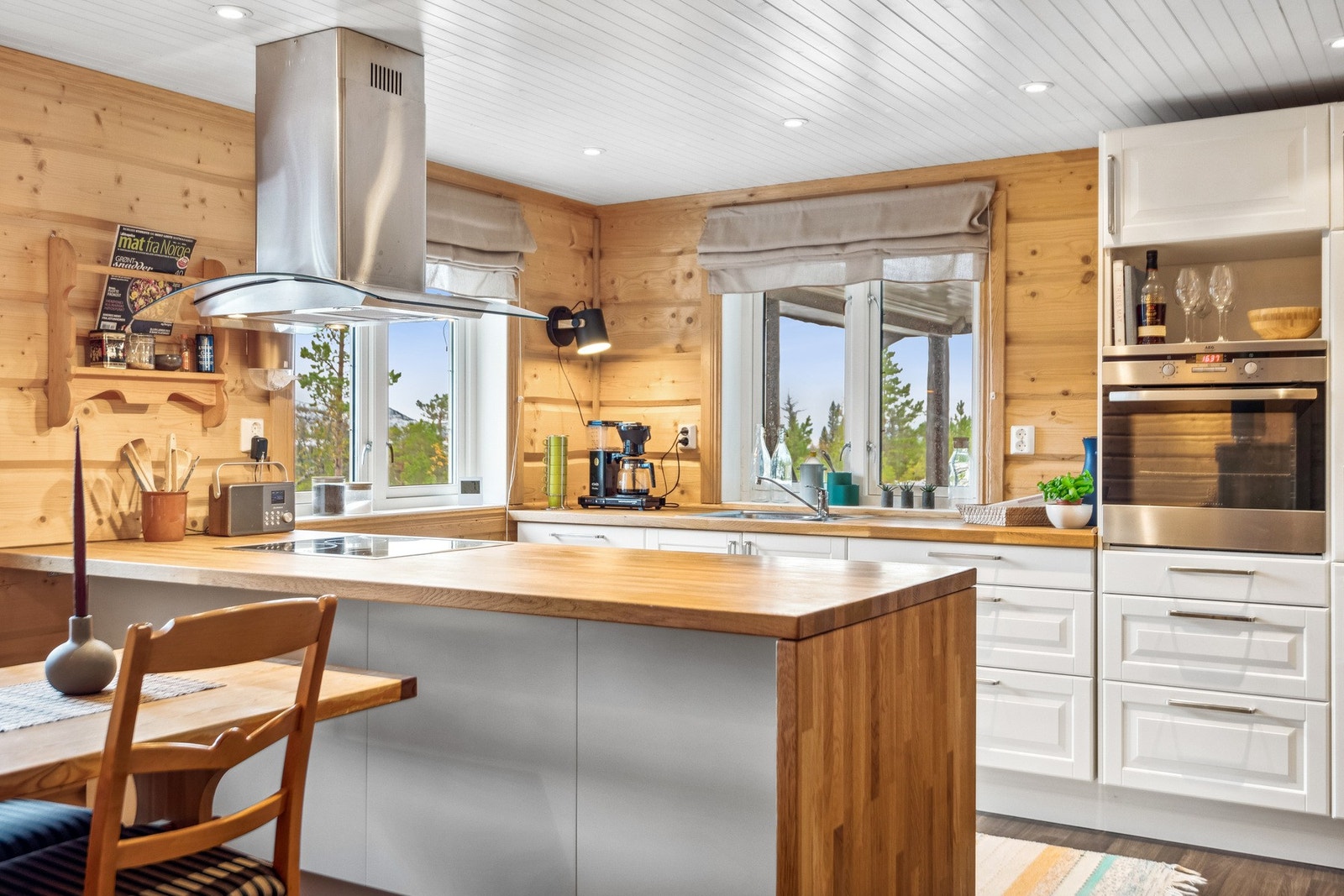 Pent kjøkken med profilert innredning, god skapplass, integrerte hvitevarer og downlights i tak. Galleribilde