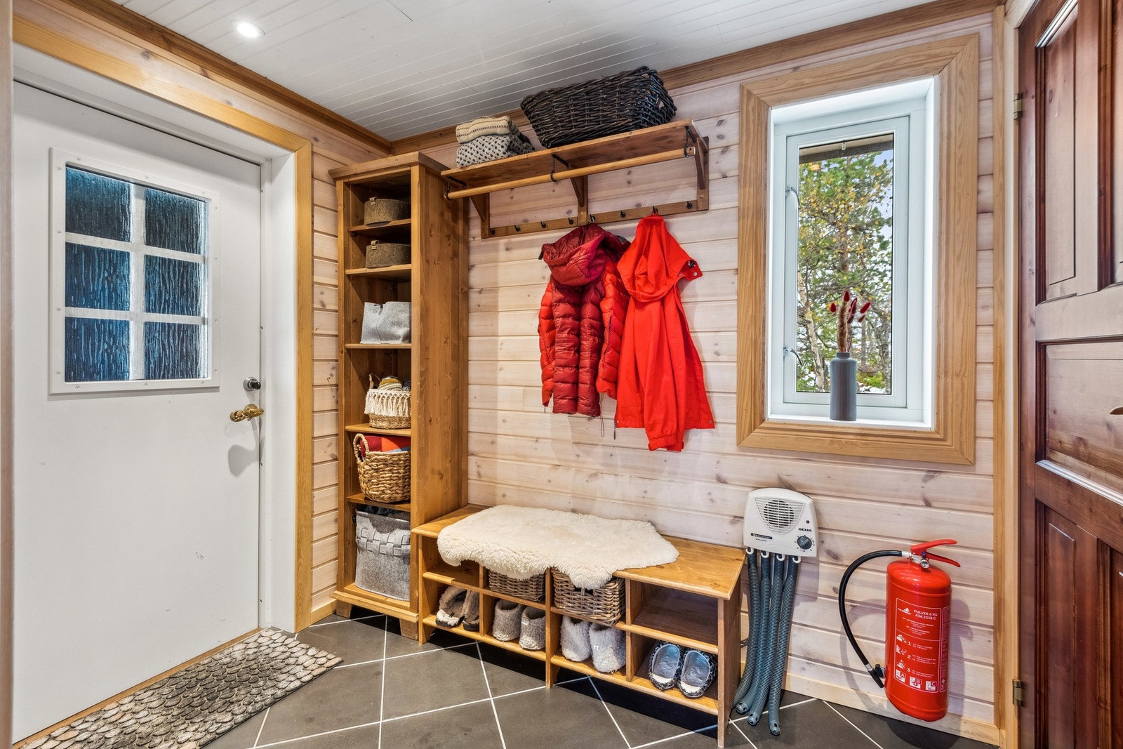 Romslig gang med flis og varmekabler i gulv. Galleribilde