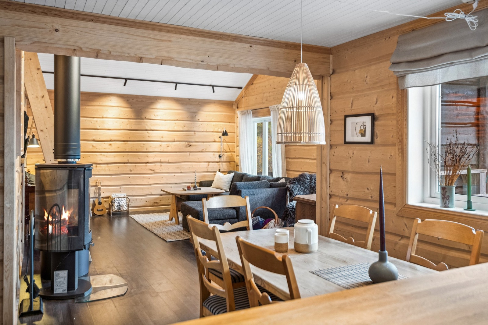 Spisestue med åpen løsning til stue Galleribilde