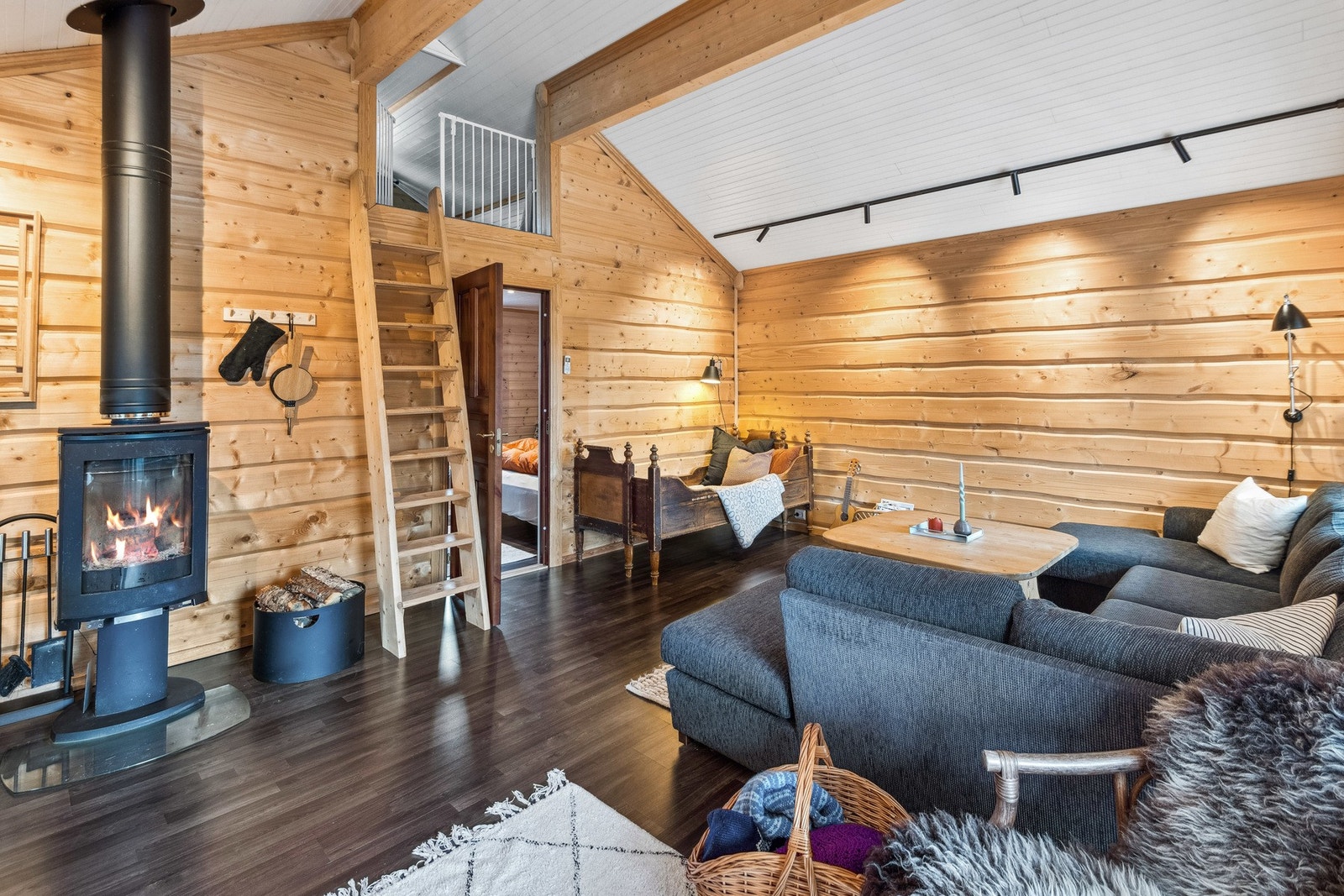 Fra stua er det adkomst til hems. Galleribilde