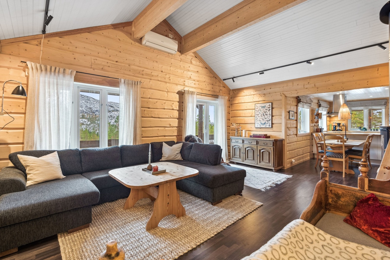 Stuen har høy himling og store vinduer med flott utsikt mot Hårskallen. Galleribilde