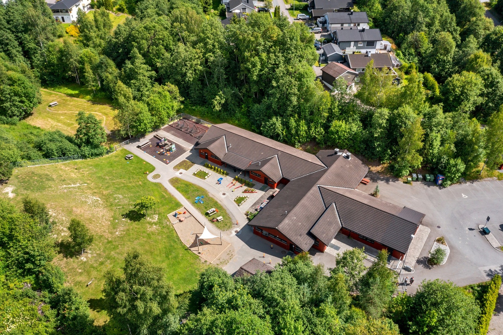 Frogner barnehage ligger i underkant av 3 minutters kjøretur unna. Galleribilde