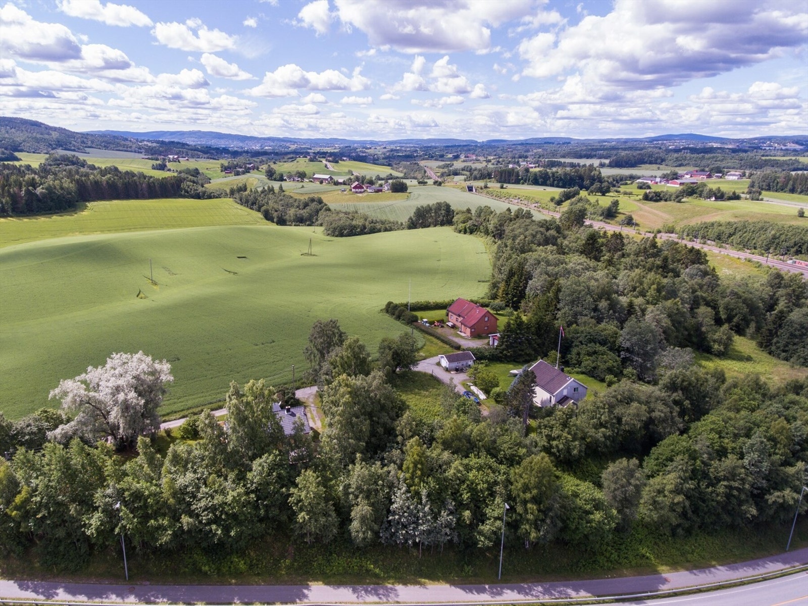Tomten ligger i et rolig område på Frogner i Lillestrøm. Galleribilde