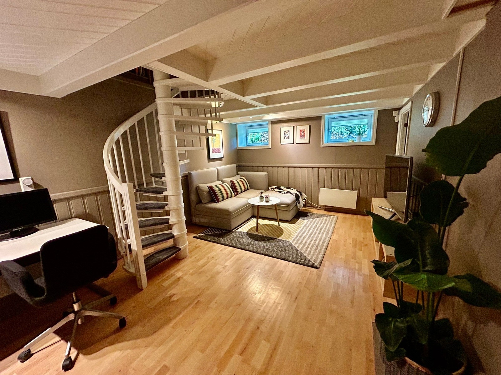 Stor kjellerstue på over 20 kvm med varmekabler i gulv. Her er det duket for filmkvelder med hele familien! Galleribilde