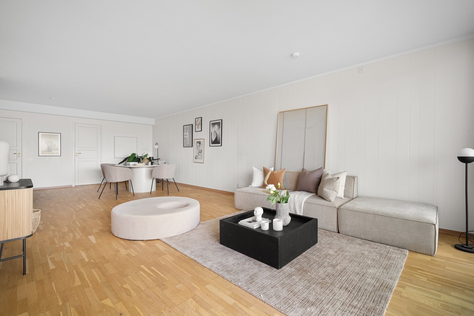 Rommet måler 39,5 m² og har en planløsning som gjør det mulig å ha et stort spisebord i stuen. Galleribilde