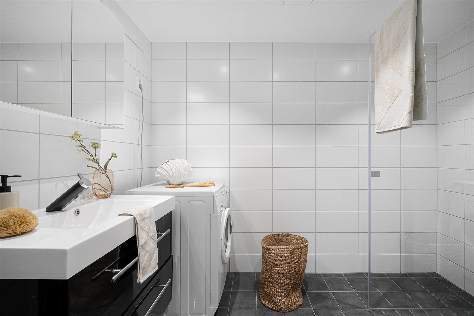 Badet er splitter nytt fra 2024 og oppgradert i regi av borettslaget. Galleribilde