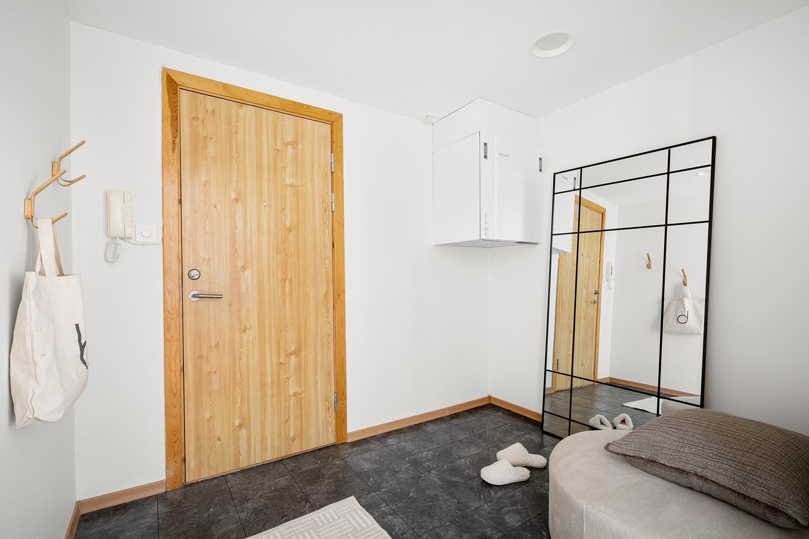 Entreen måler 5,8 m². Det er god plass til ønsket garderobeløsning i entreen. Galleribilde