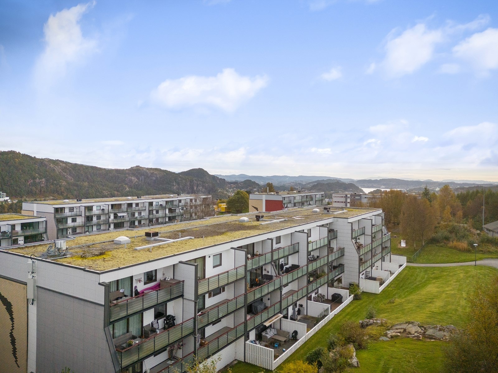 Ekstern bod og fast garasjeplass i felles anlegg medfølger andelen. Galleribilde