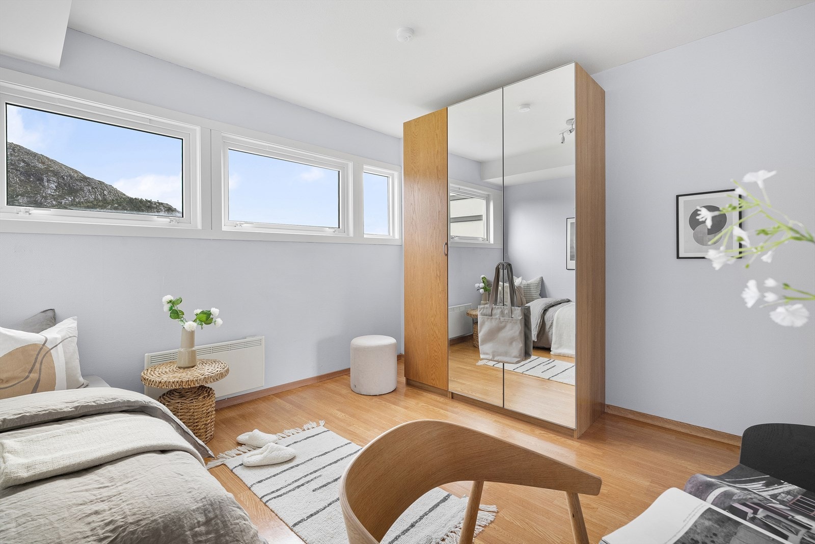 Også her er det god plass til ønsket garderobeinnredning og dobbeltseng. Galleribilde