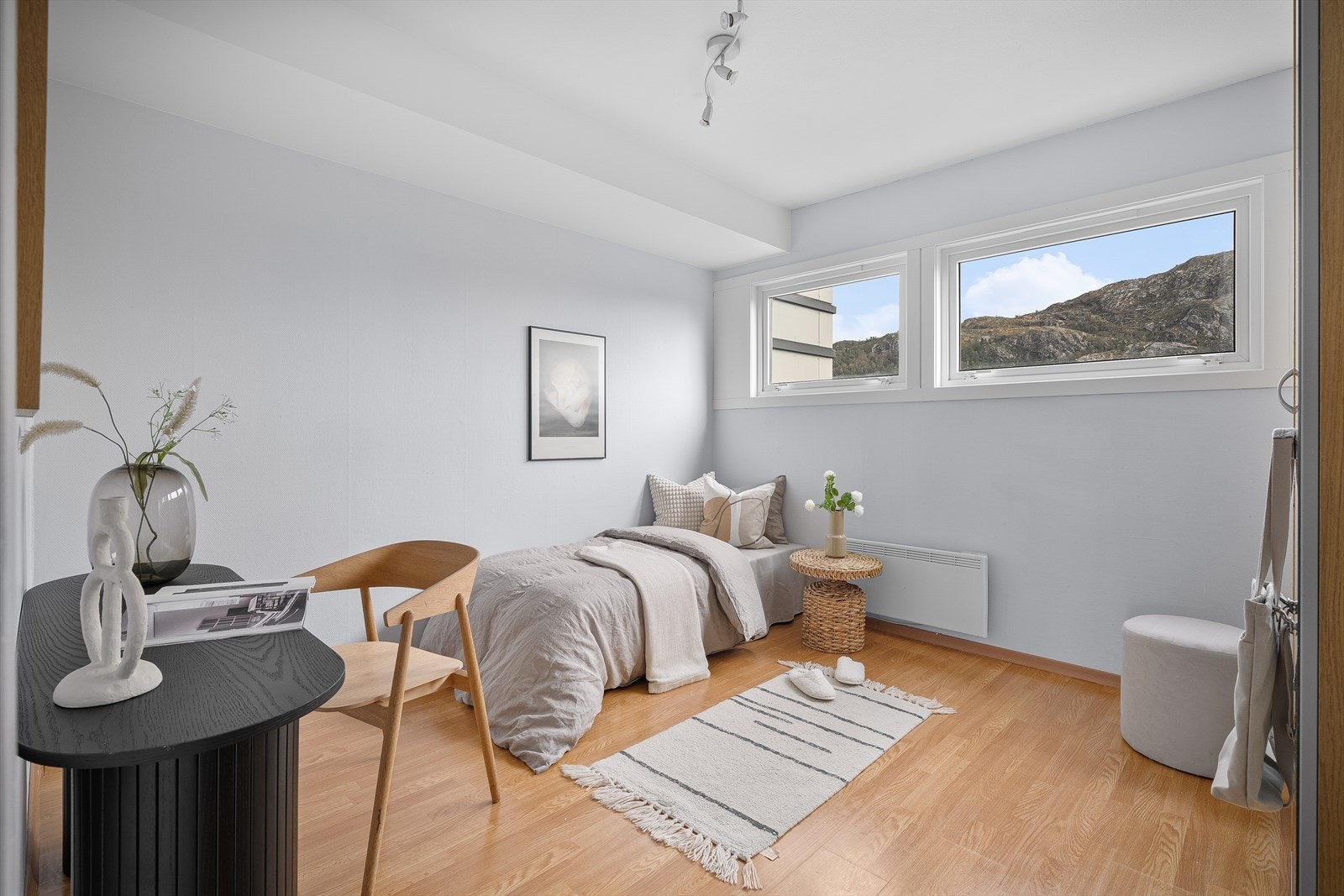 Begge soverom har laminat på gulvet og lysmalte vegger som gjør det enkelt å sette sitt eget preg på leiligheten. Galleribilde