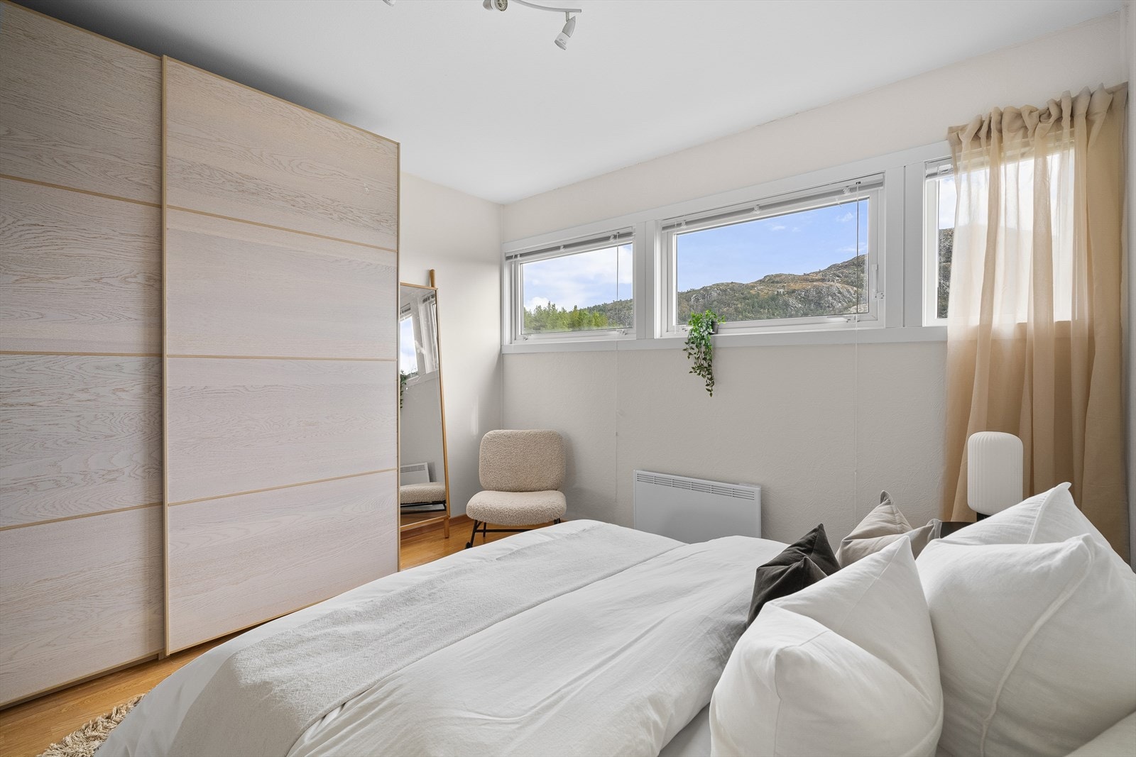 Det er god plass til stor dobbeltseng, nattbord, garderobe mm. Galleribilde