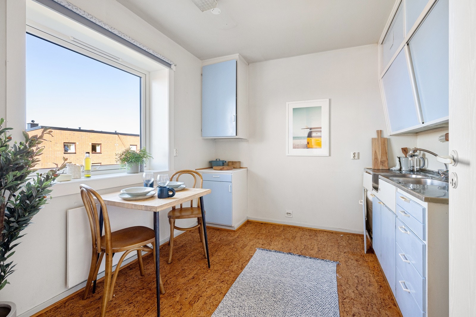 Separat kjøkken med eldre innredning. Galleribilde