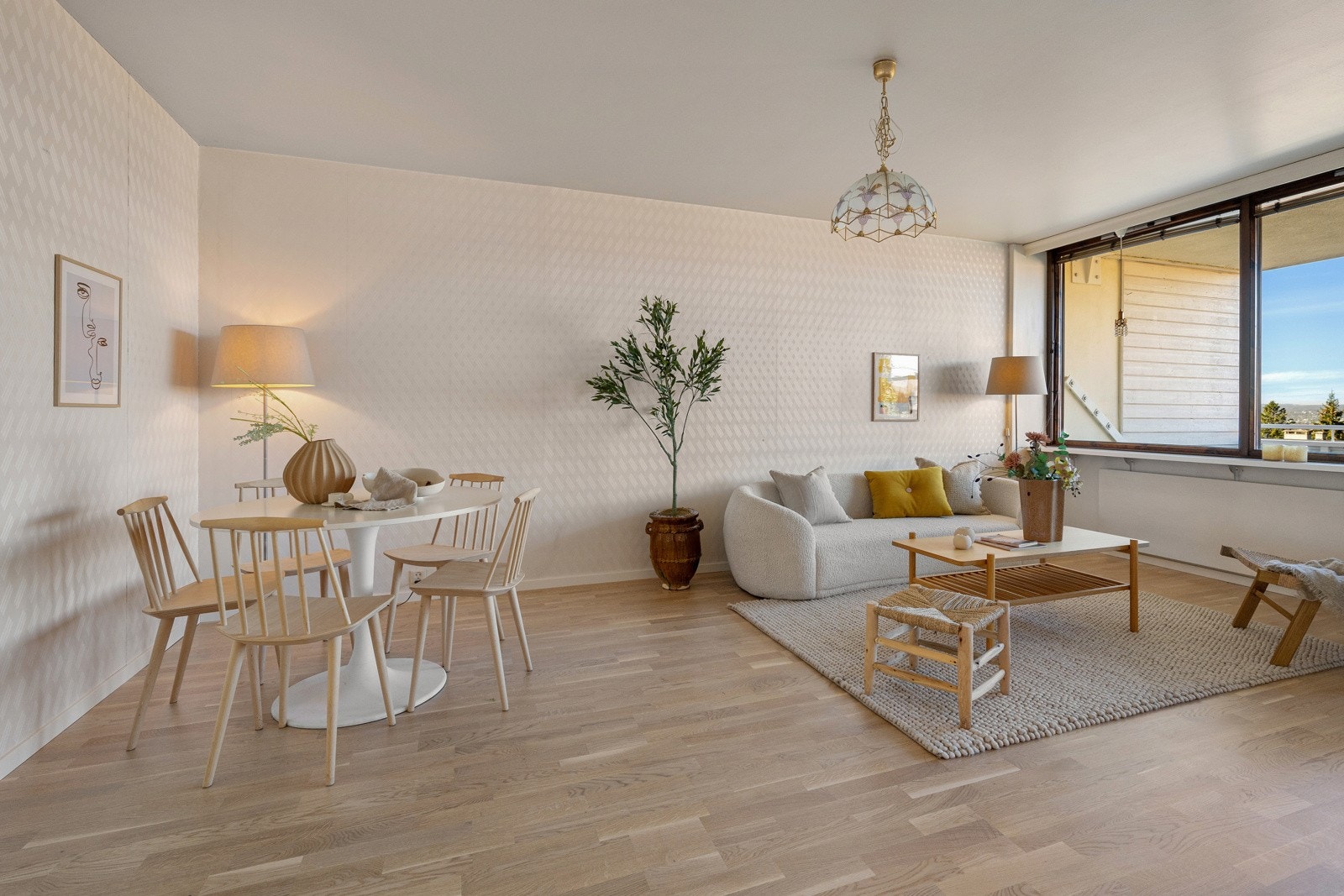 Stuen er av romslig størrelse med god møbleringsfrihet. Galleribilde