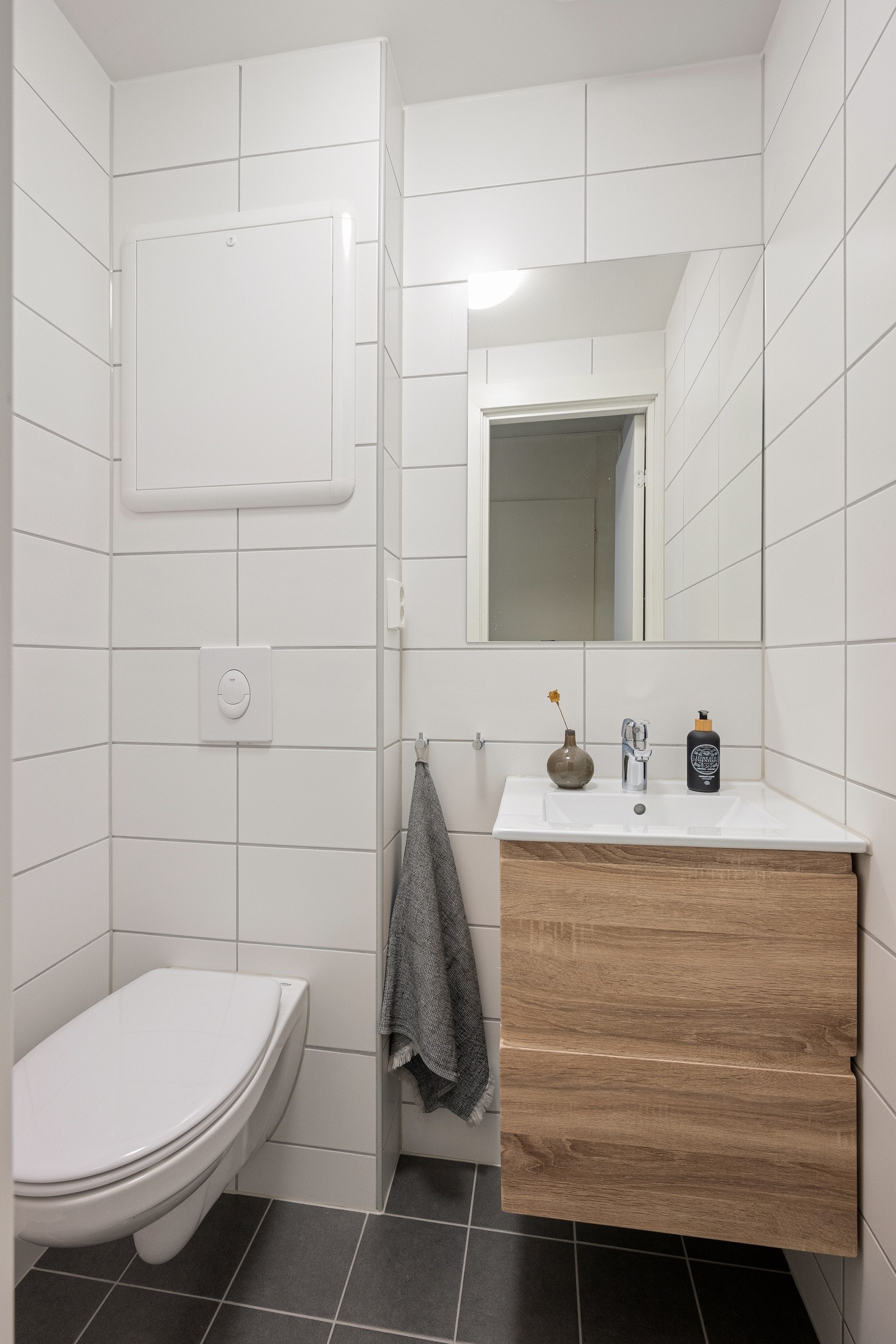 Separat toalettrom med WC med innebygget sisterne. Galleribilde