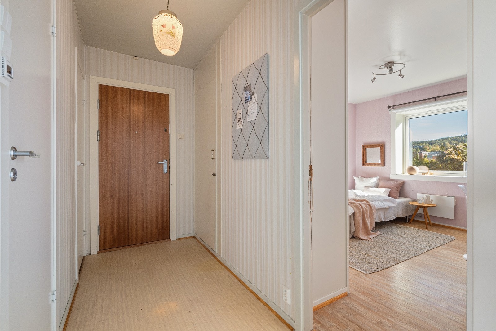 Leiligheten ligger i byggets 3.etasje med adkomst via trappeoppgang. Galleribilde