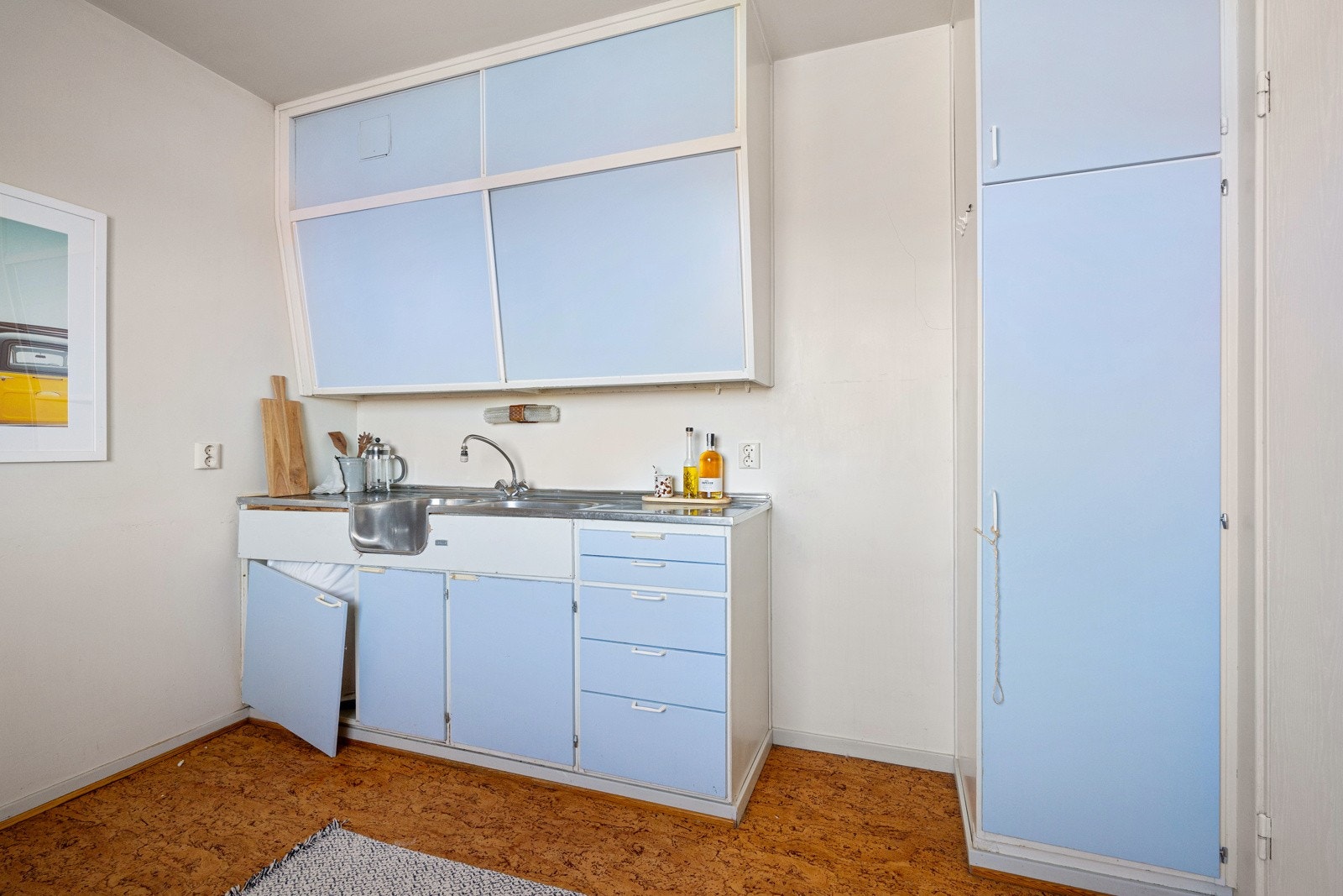 Kjøkken trolig fra byggeår med slette fronter og benkebeslag med innfelt kum. Galleribilde