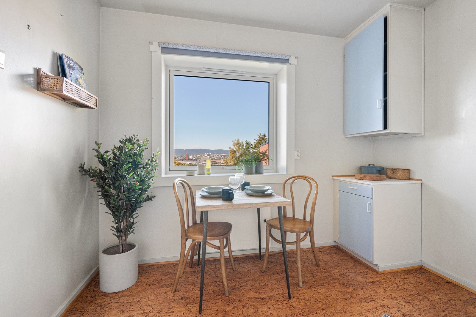 Romslig med plass til spisebord. Galleribilde