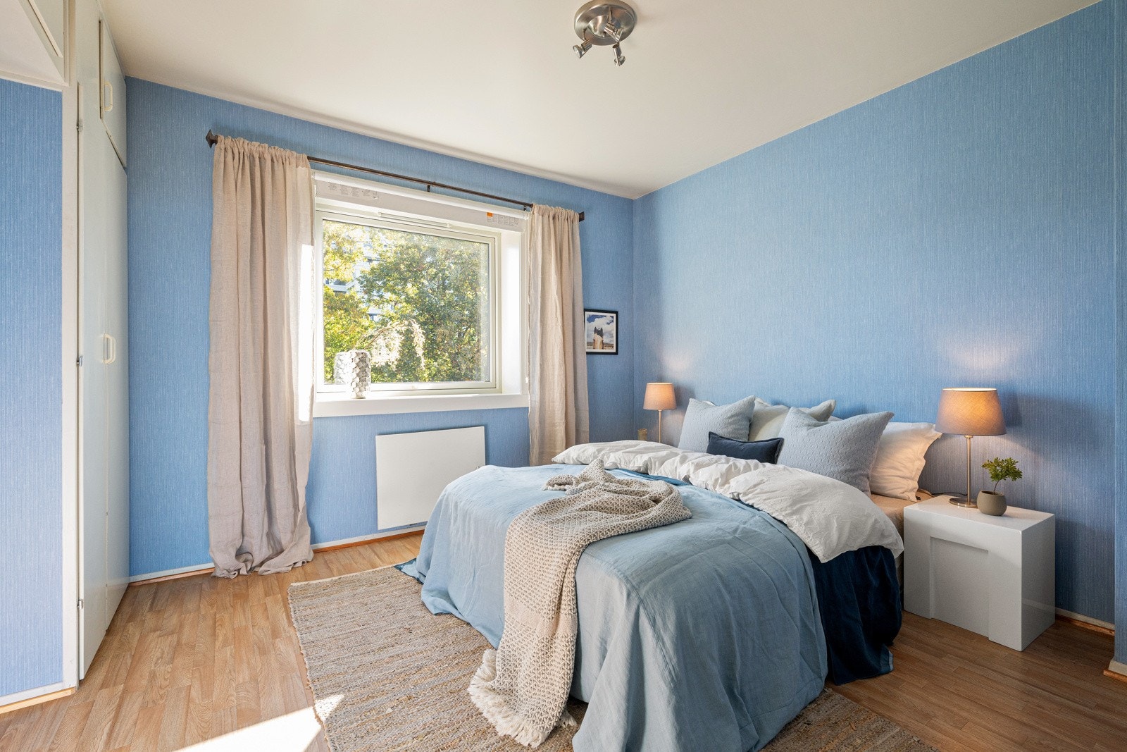 Hovedsoverommet fremstår som luftig med god plass til dobbeltseng, nattbord og øvrige soveromsmøblement. Galleribilde