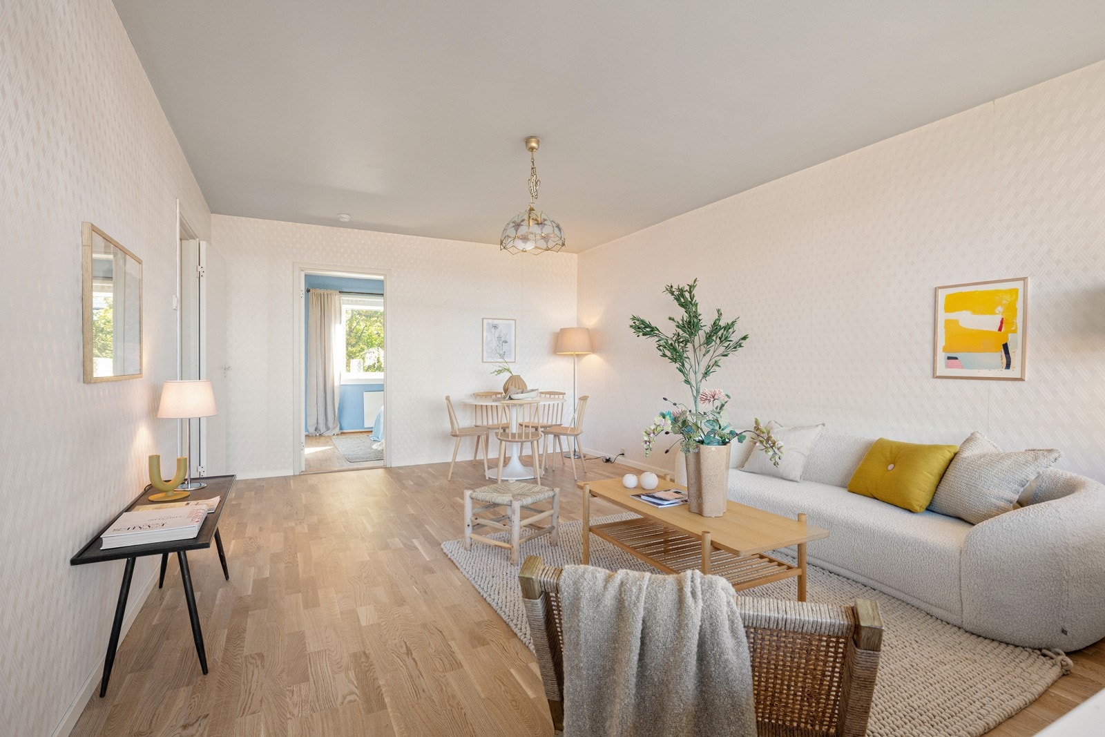 Her er det god plass til sofagruppe, bord, TV-løsning og spisebord. Galleribilde