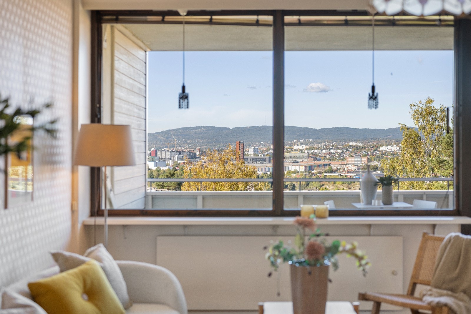 Store vindusflater sikrer gode lysinnslipp. Galleribilde