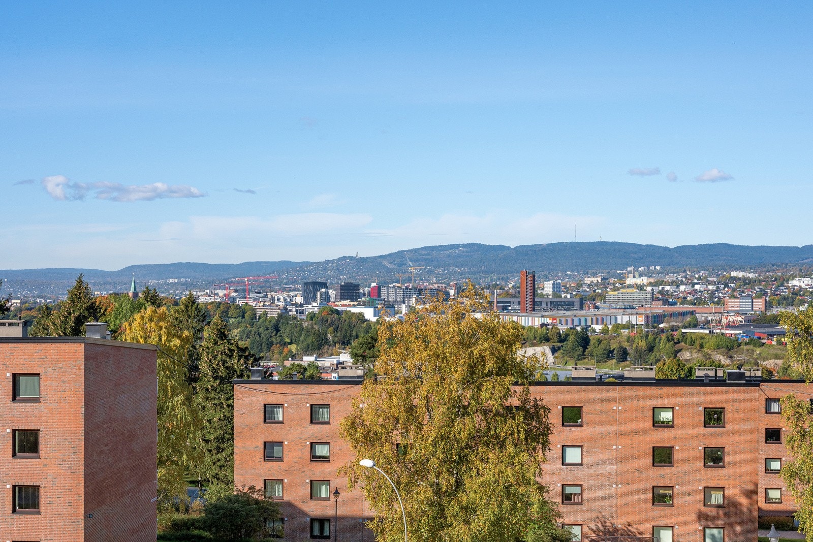 Solrik, vestvendt balkong på 9 kvm med fint og fritt utsyn. Galleribilde