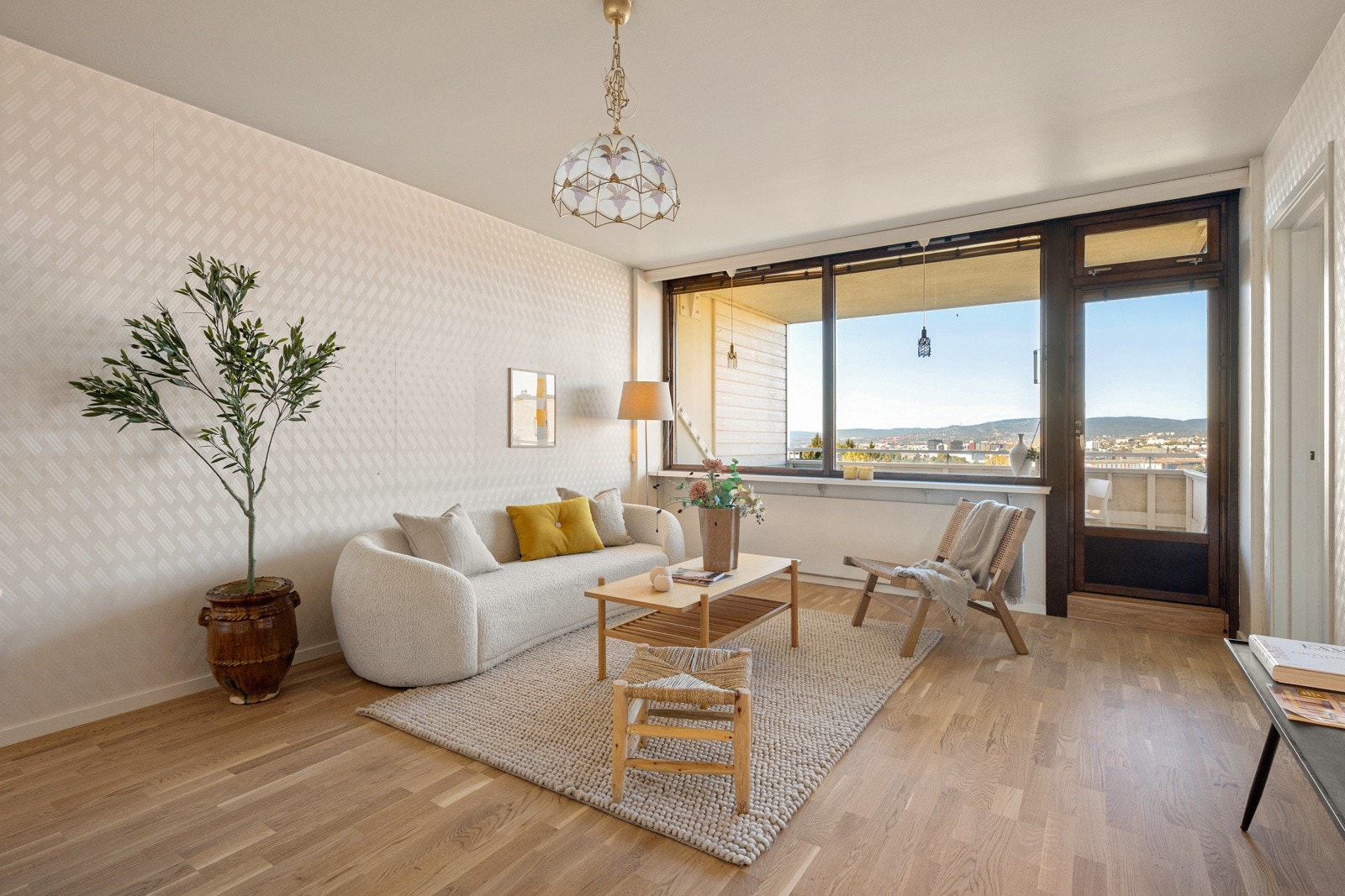 Lys og romslig stue med store vindusflater, god takhøyde og lyse vegger. Galleribilde