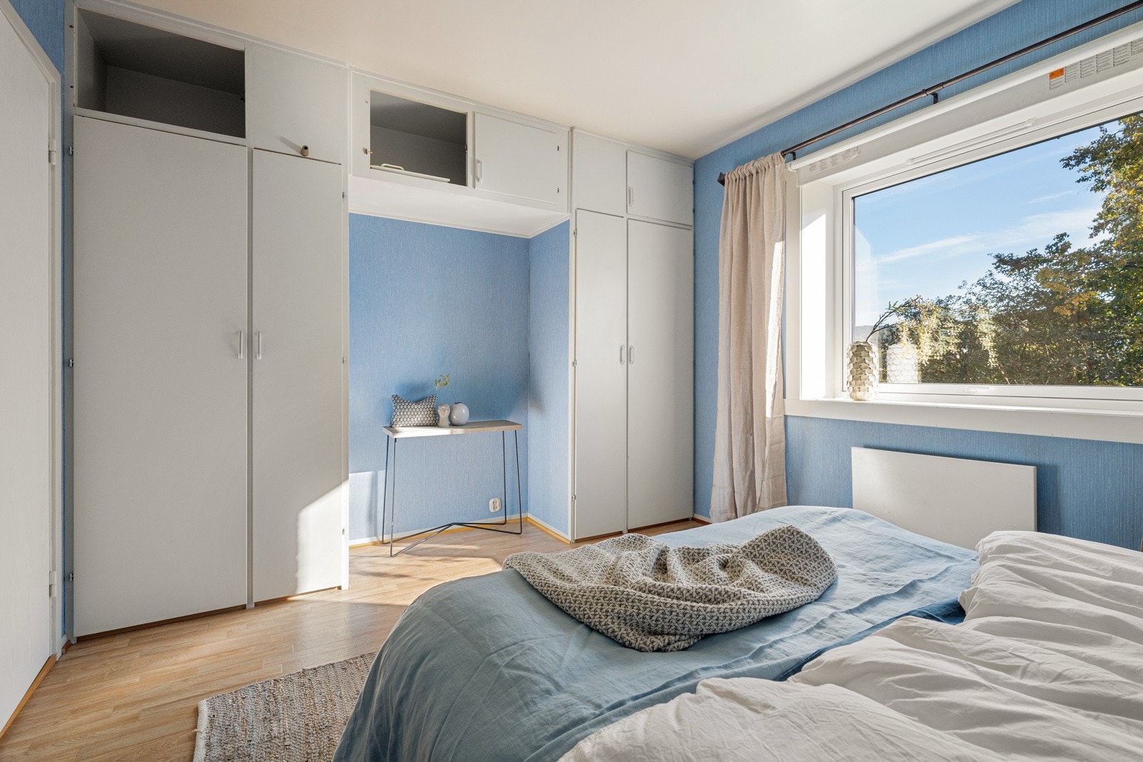 Innebygde skap som ivaretar lagringsplassen. Galleribilde