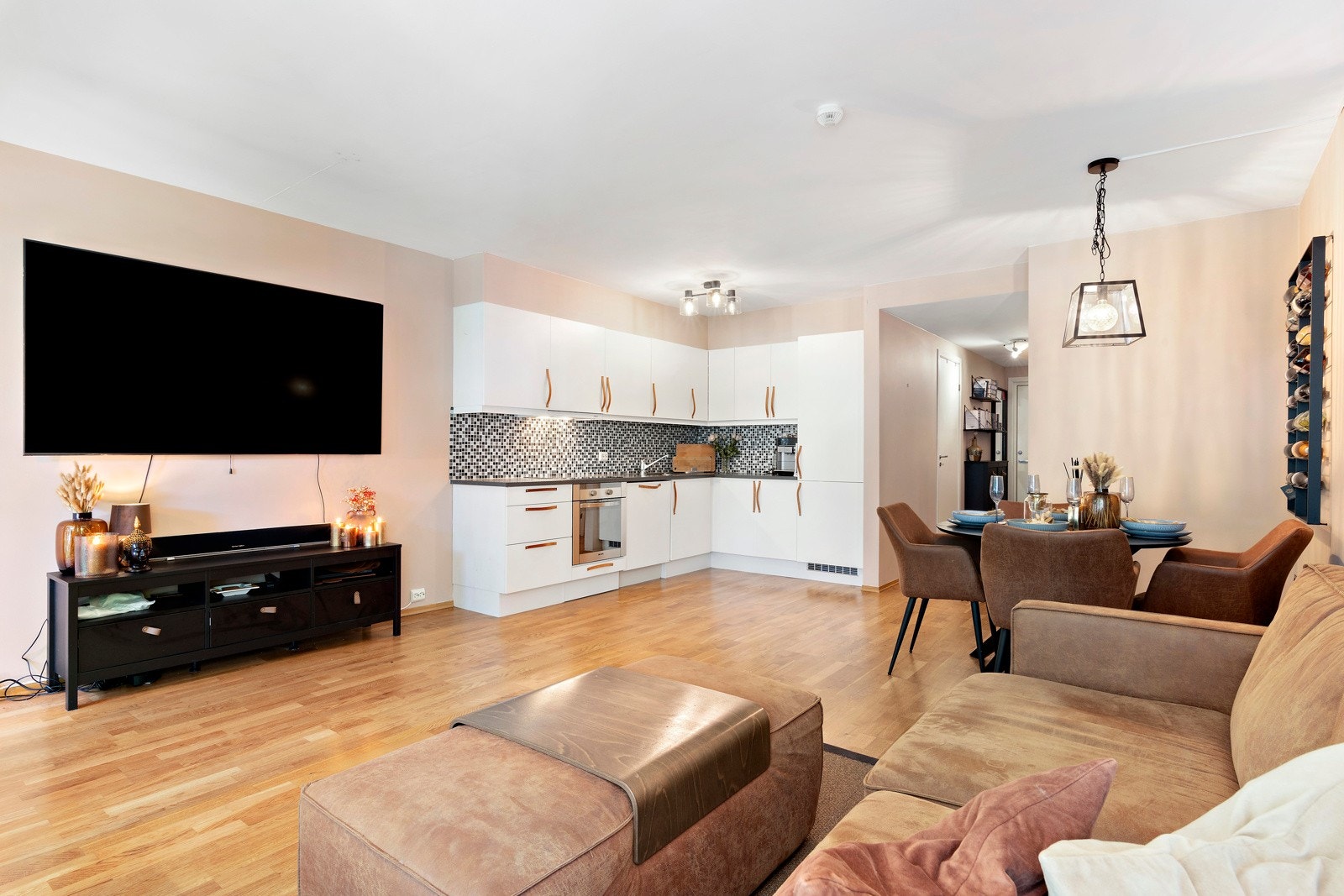 Åpen løsning som forener stue og kjøkken, her kan du lage mat og samtidig være en del av selskapet. Galleribilde