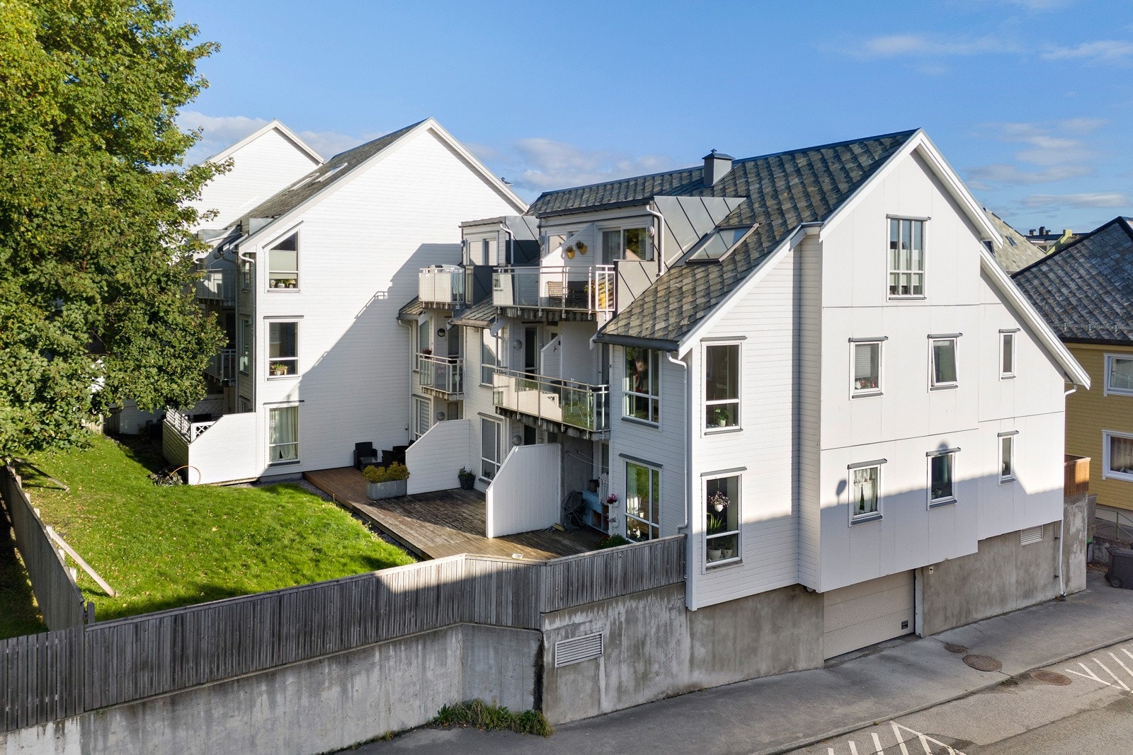 Fra eiendommen er det kun ett kvarter gange til bysentrum og alle dets fasiliteter. Dagligvarebutikker langs Nedre Strandgate er et steinkast unna. Galleribilde
