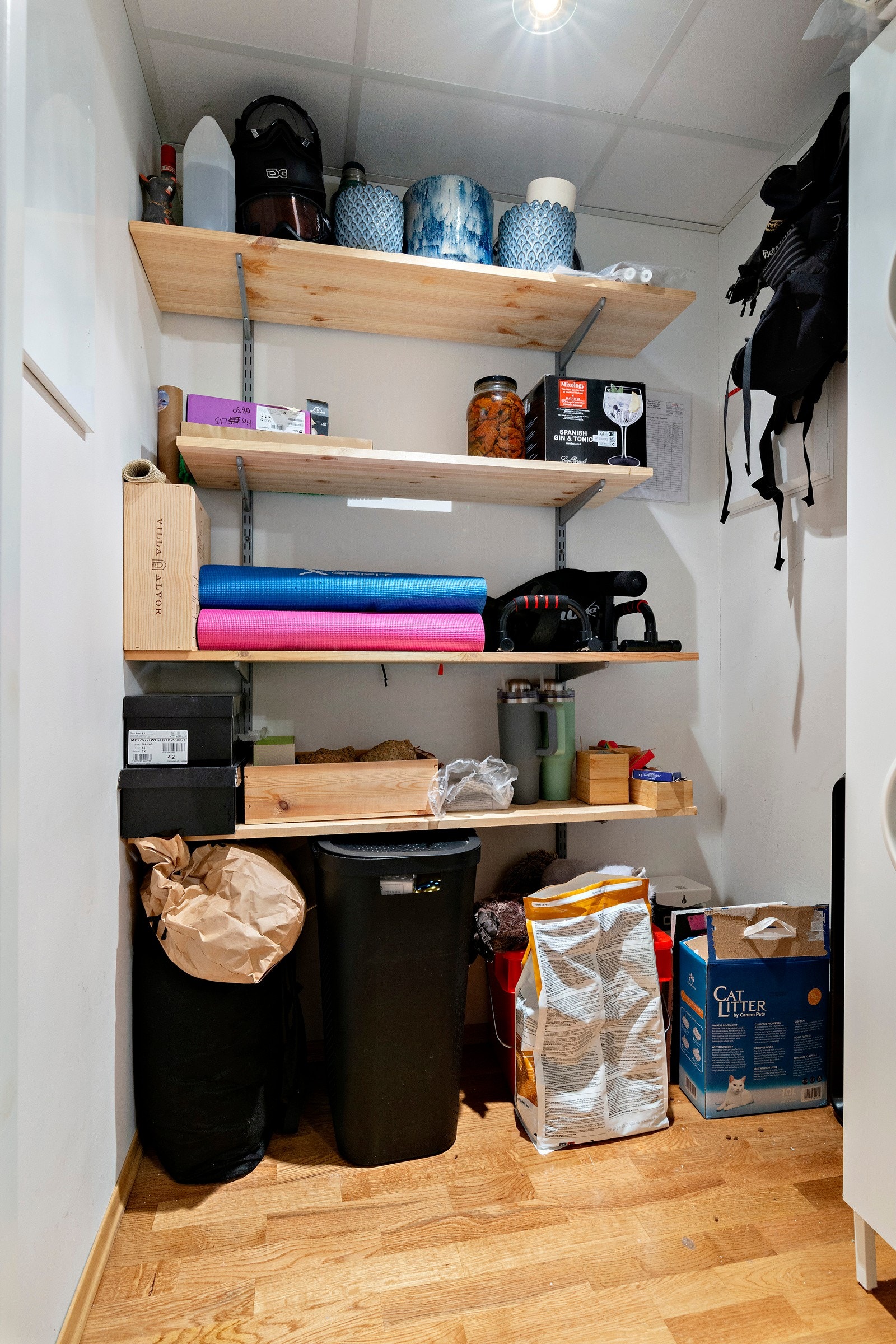 Praktisk innvendig bod som gir deg enkel tilgang til ekstra lagringsplass rett i hjemmet. Galleribilde