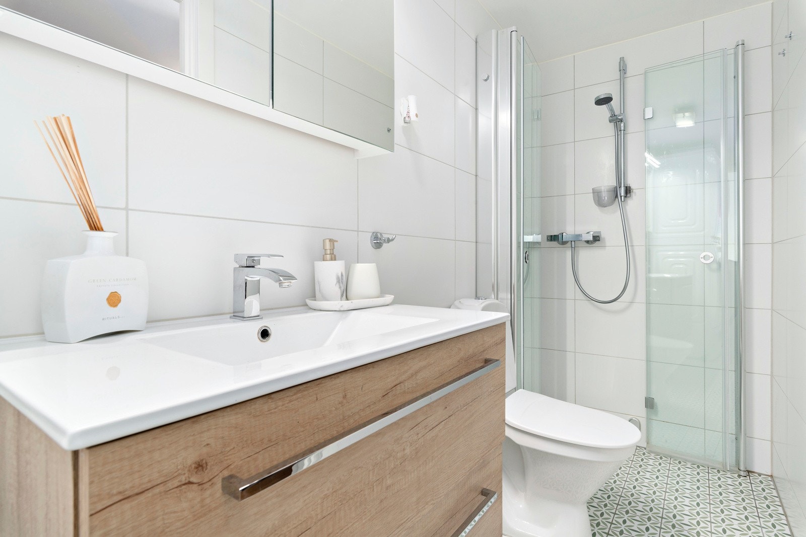 Baderommet er overflateoppusset i 2020 med blant annet flis på flis, ny baderomsinnredning og dusjkabinett. Galleribilde