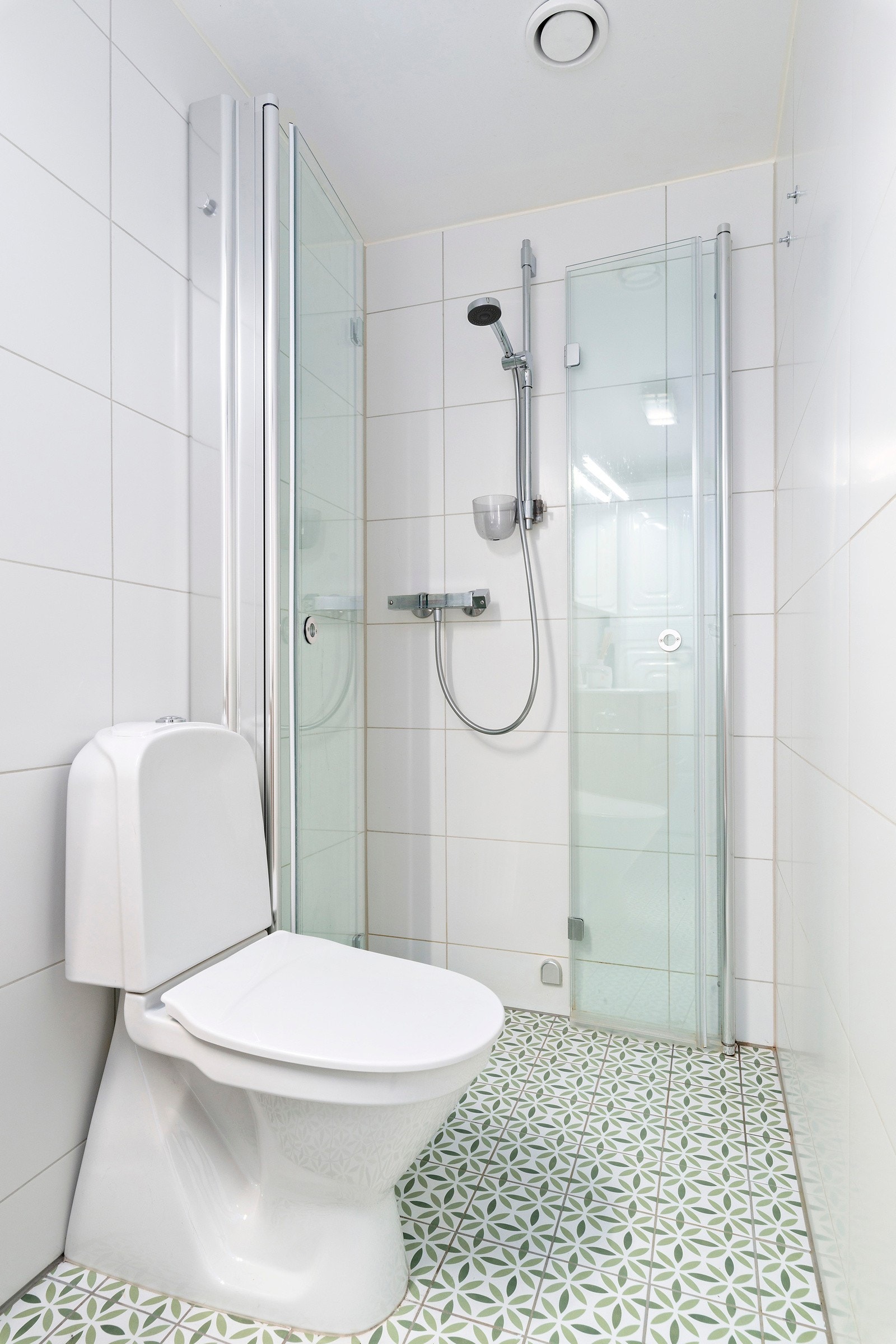 Dusjkabinettet har innfellbare dører som sørger for effektiv plassutnyttelse. Galleribilde