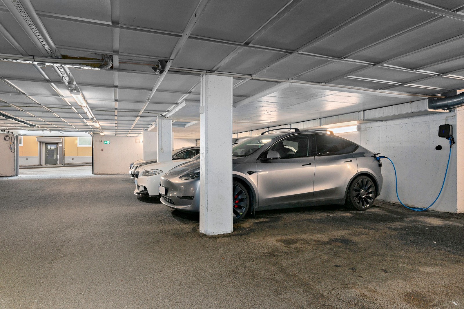 Bilen kan trygt parkeres i lukket garasjeanlegg med installert EL-billader. Galleribilde