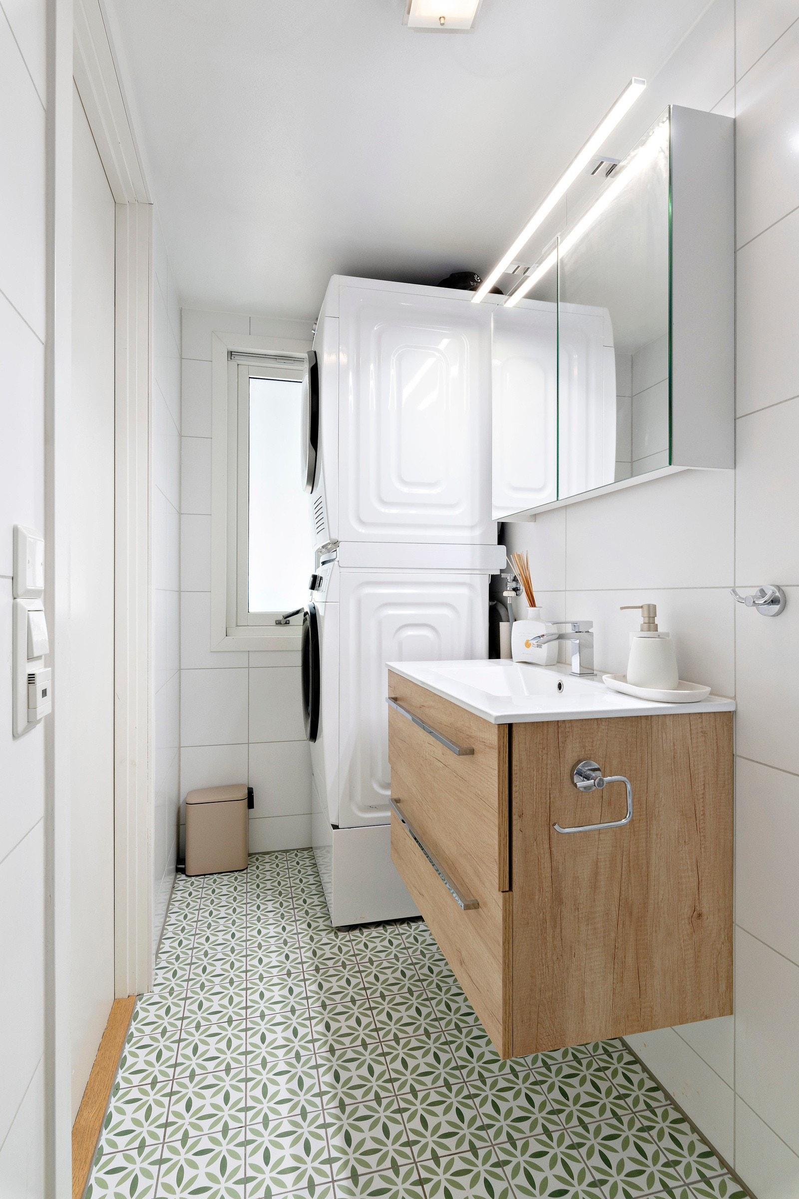 Videre finner du elektriske varmekabler i gulv og opplegg for vaskemaskin - god plass til tørketrommel i tillegg. Galleribilde