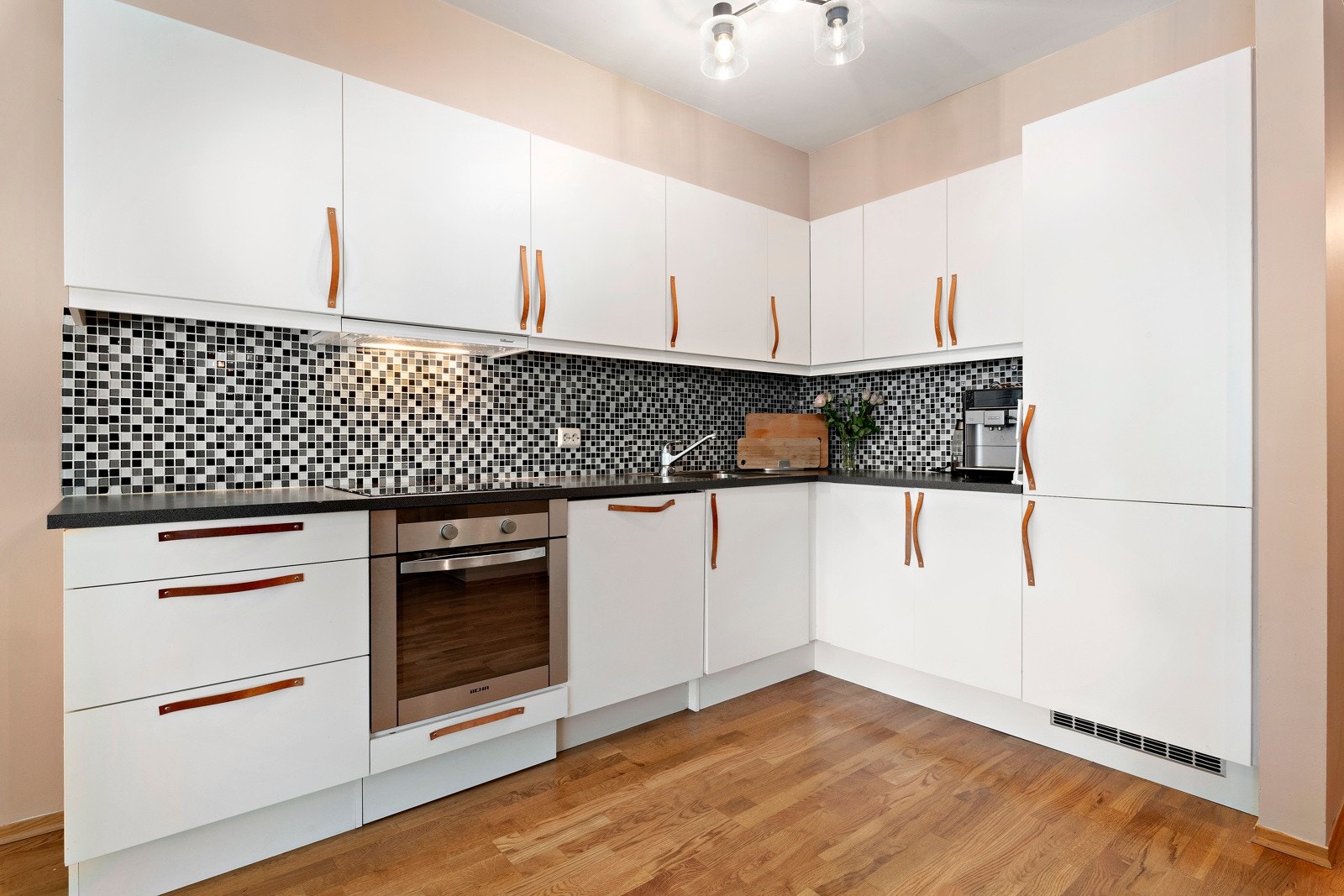 Moderne kjøkken fra kvalitetsleverandøren HTH med hvite, glatte fronter. Galleribilde