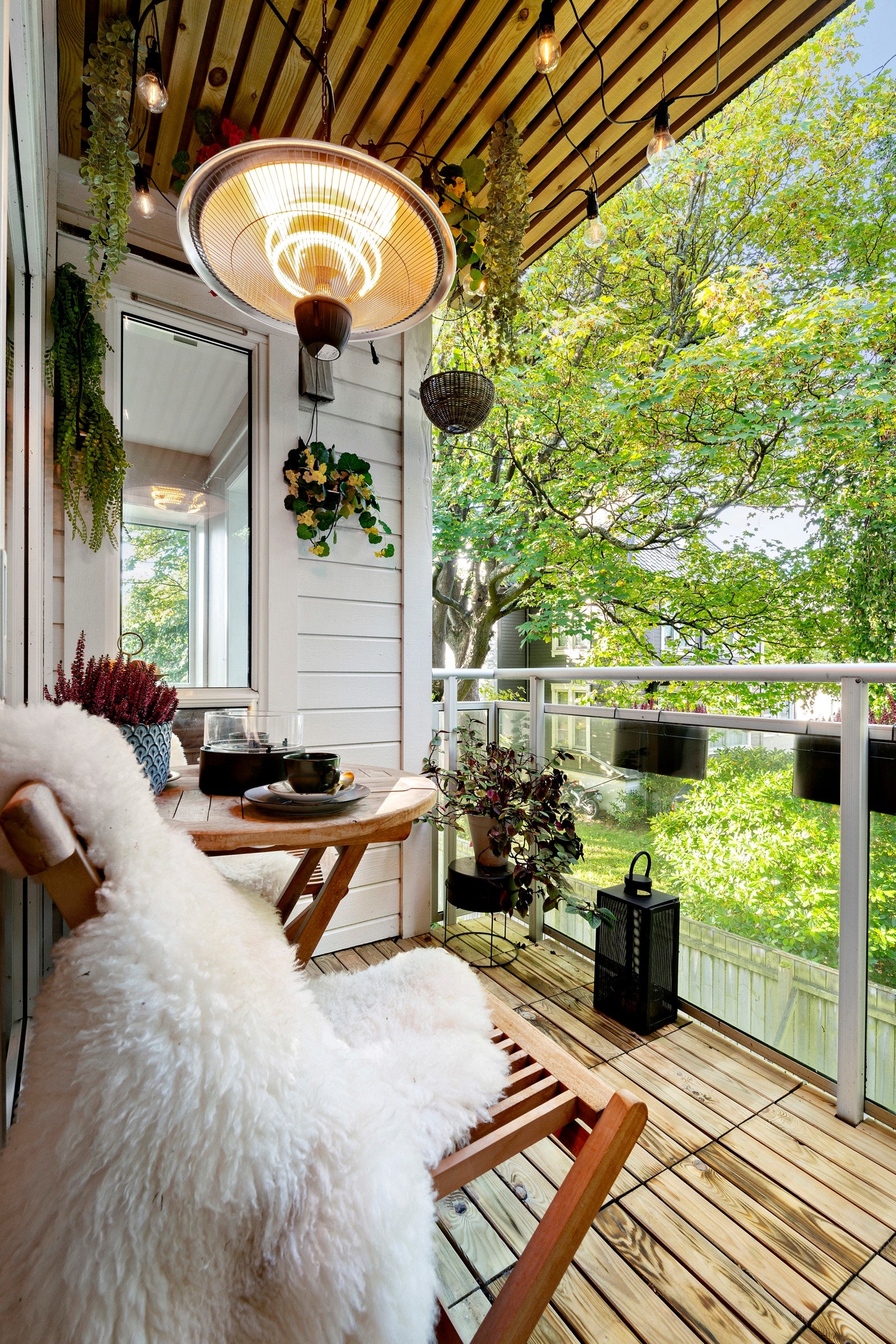 Balkongen er utstyrt med utebelysning og stikkontakter, hvor utesesongen kan forlenges med varmelampe for ekstra komfort. Galleribilde