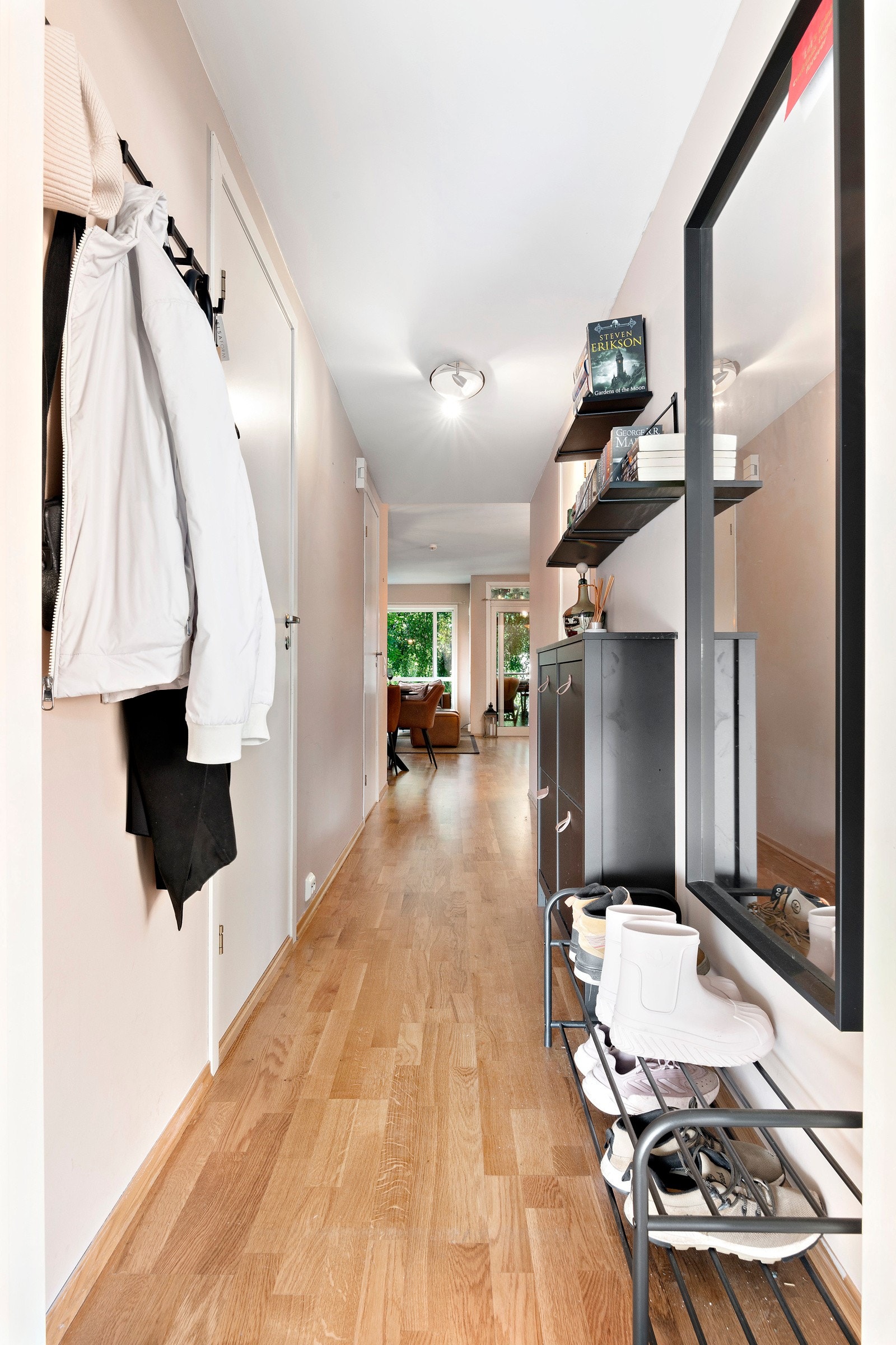 Med smarte oppbevaringsmuligheter har du plass til alt fra sko til yttertøy. Galleribilde