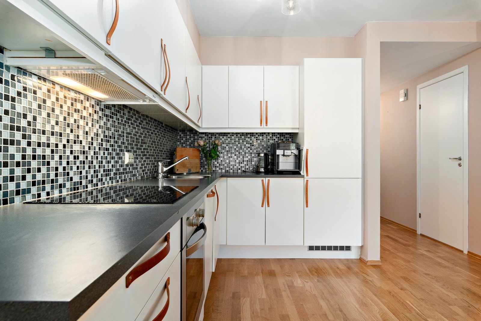 Fra utstyrslisten er det verdt å nevne integrert stekeovn, platetopp, oppvaskmaskin og kjøl-/fryseskap. Galleribilde