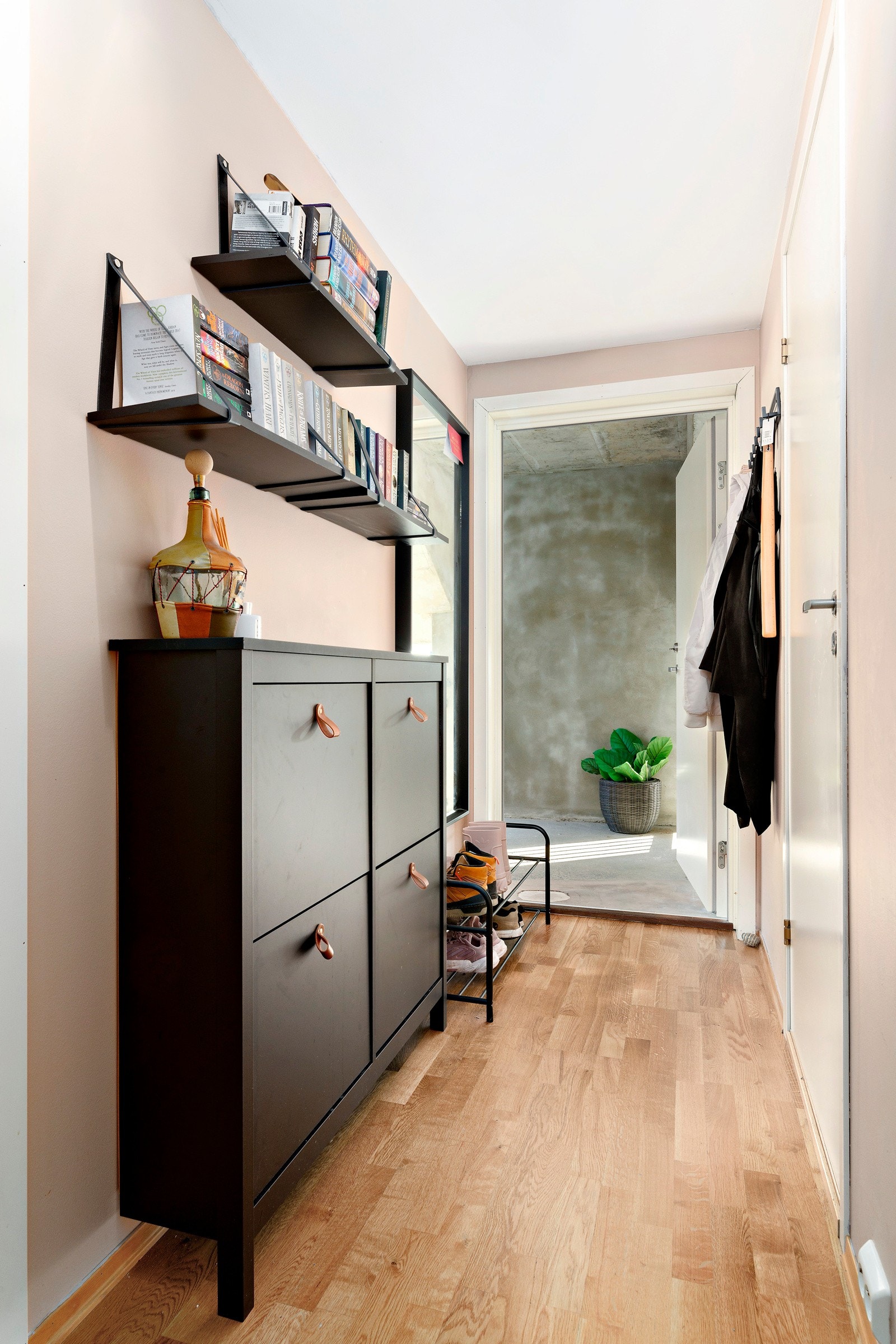 En lys og fin gang ønsker deg velkommen. Galleribilde