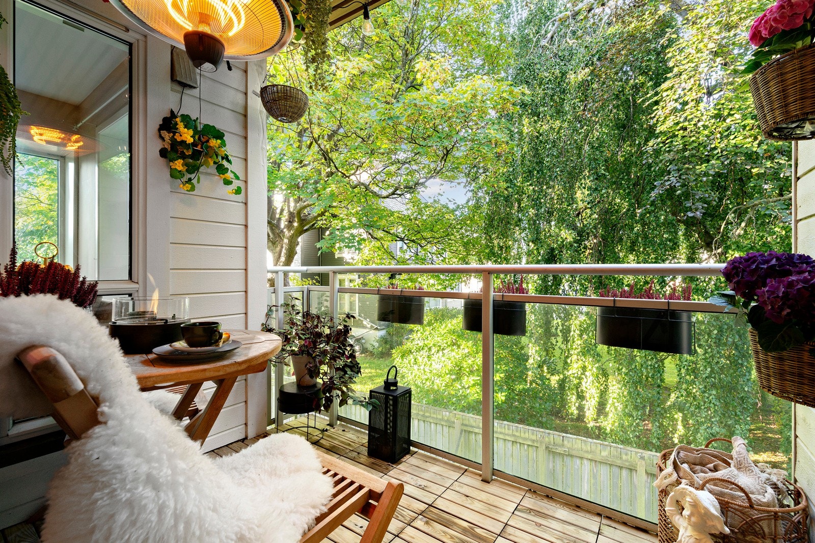 Leiligheten skilter mellom annet med en pent opparbeidet og skjermet balkong. Galleribilde