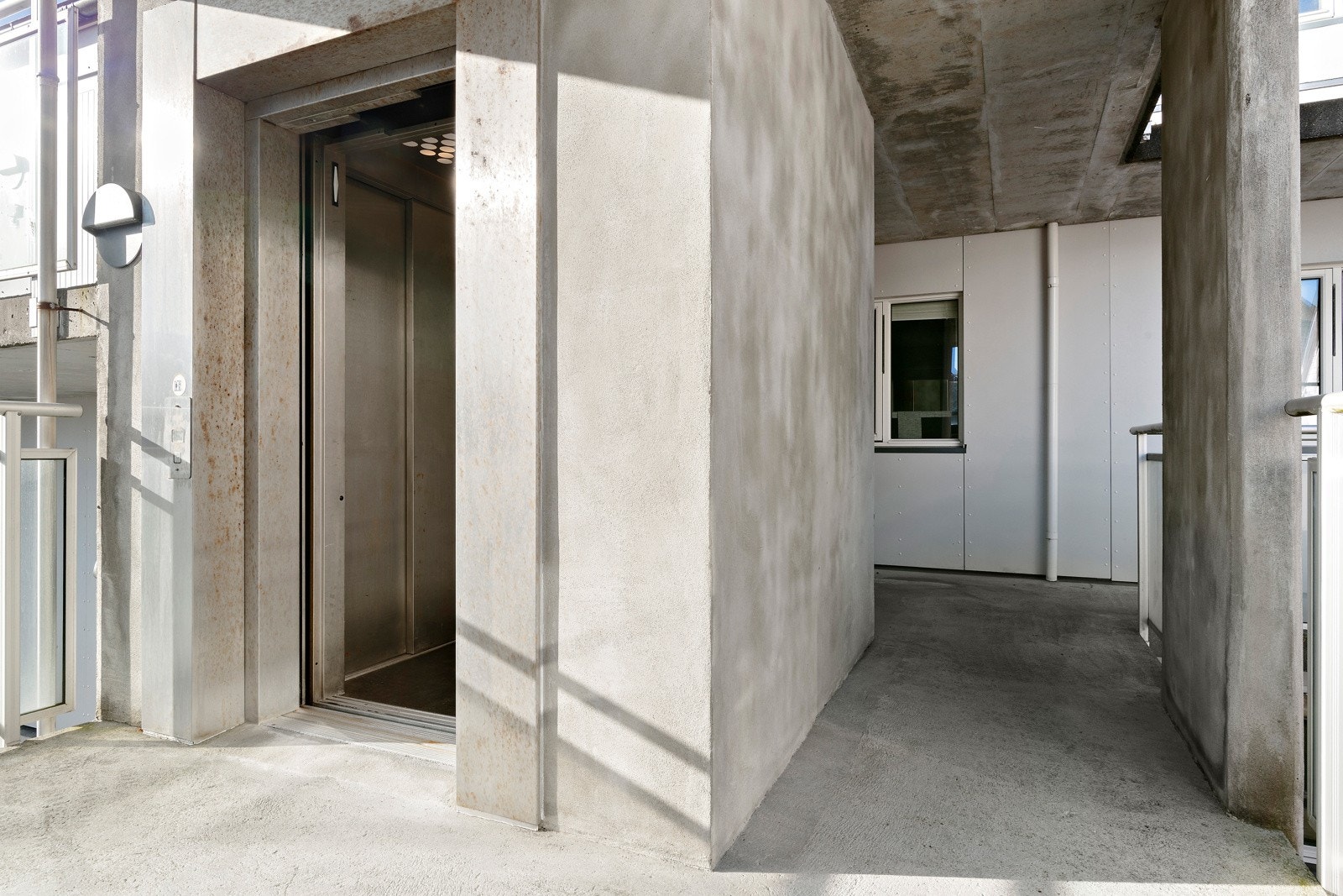 Heis i bygget gir enkel tilkomst til leiligheten. Galleribilde