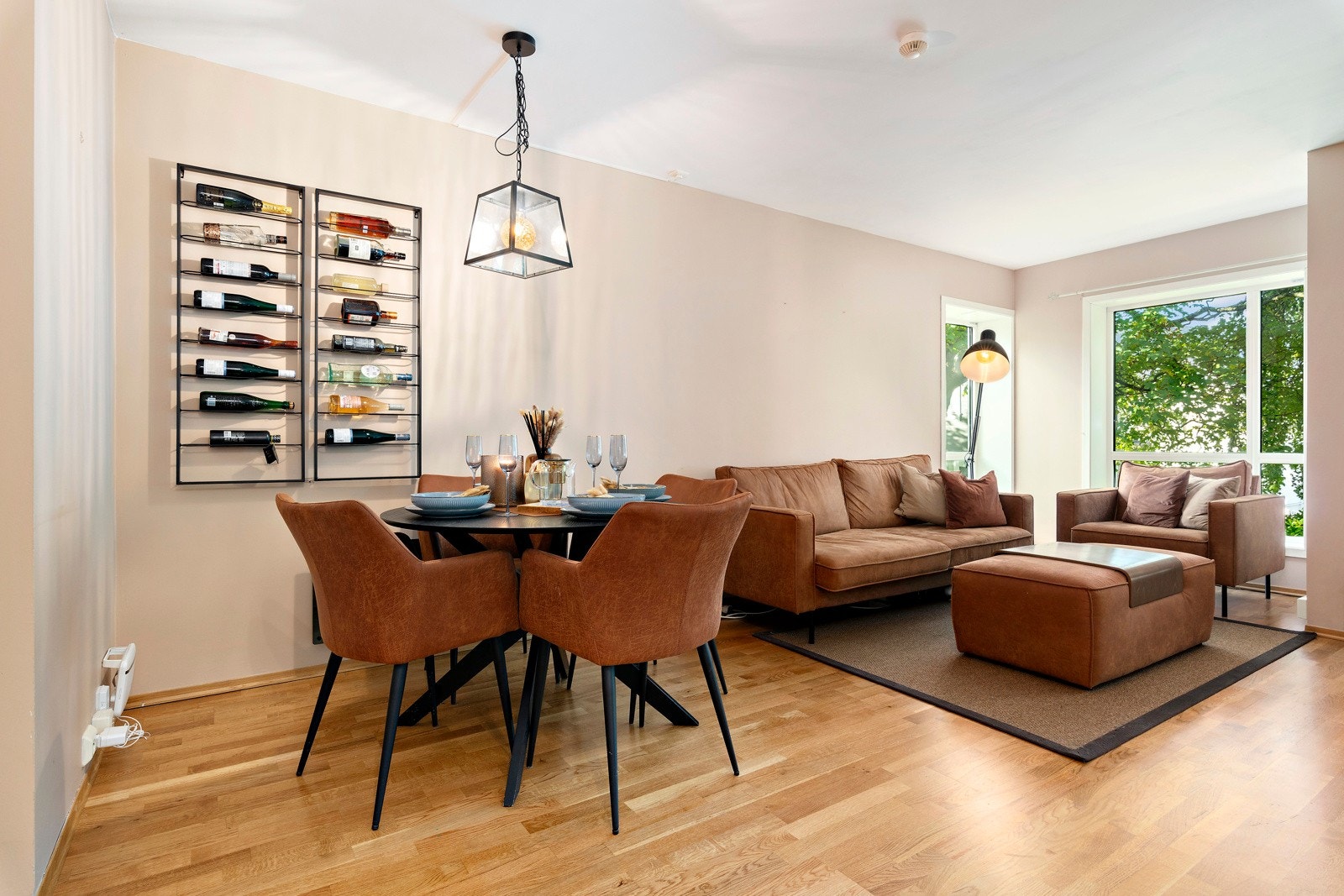 Stuen byr på en romslig plan som lar deg skape din egen stil, med mange alternativer for møblering. Galleribilde