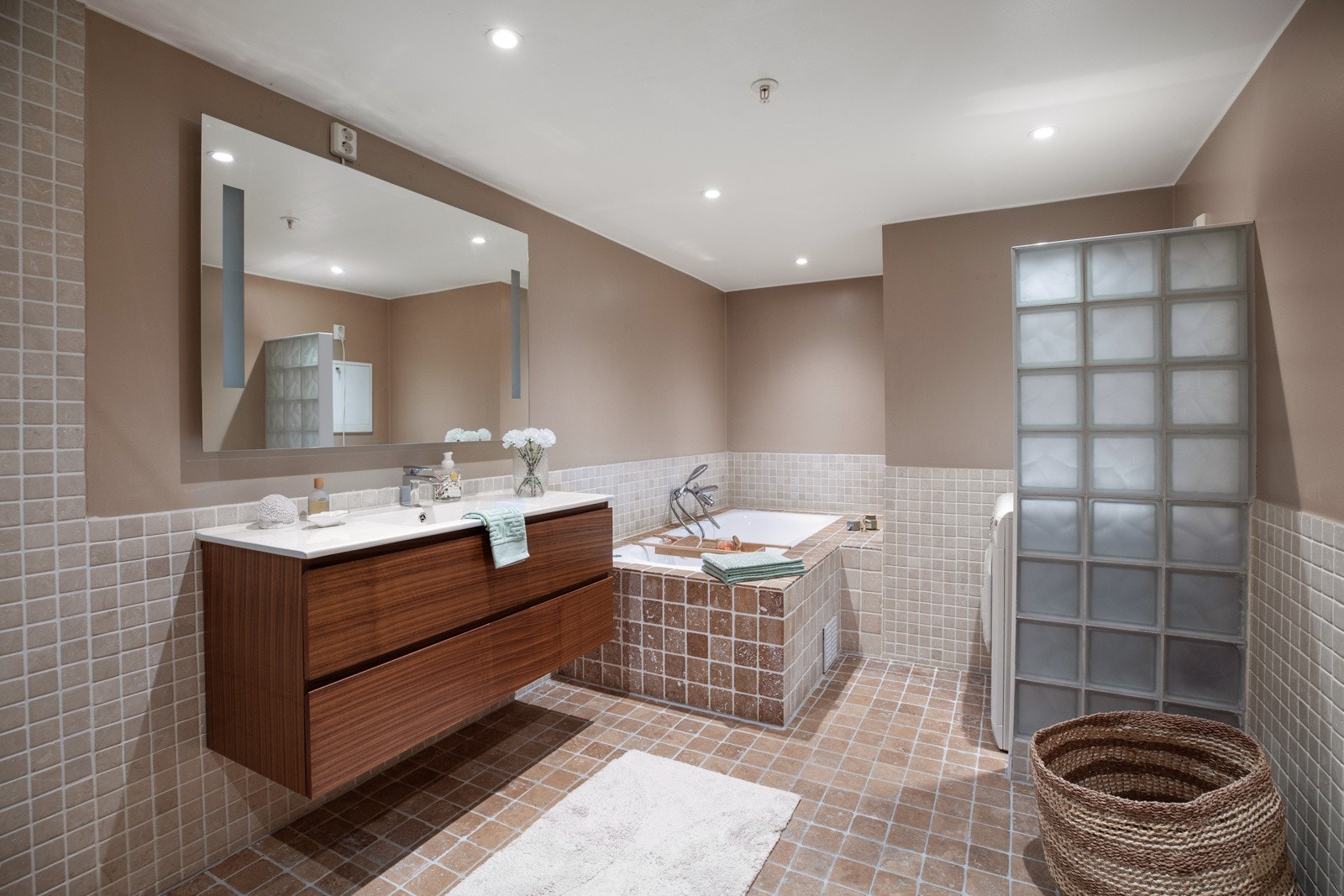 Innbydende og velholdt baderom med behagelig gulvvarme Galleribilde