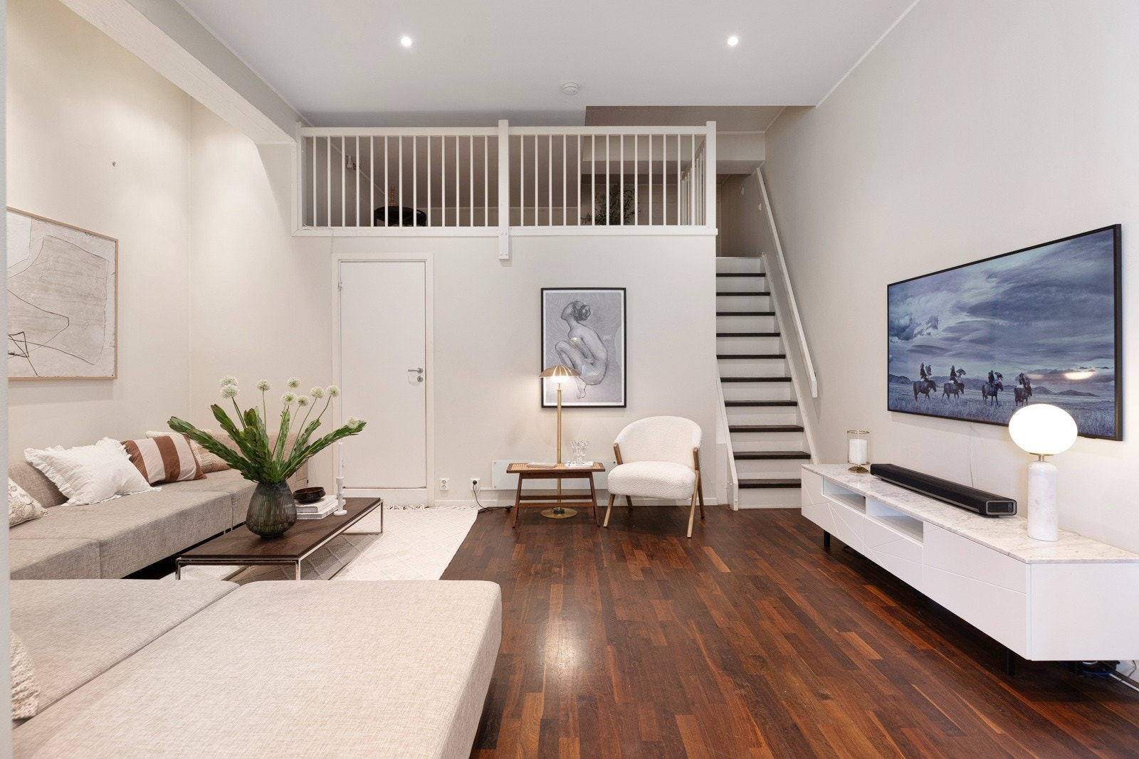 Leilighetens hems befinner seg i med trappeadkomst fra stuen Galleribilde