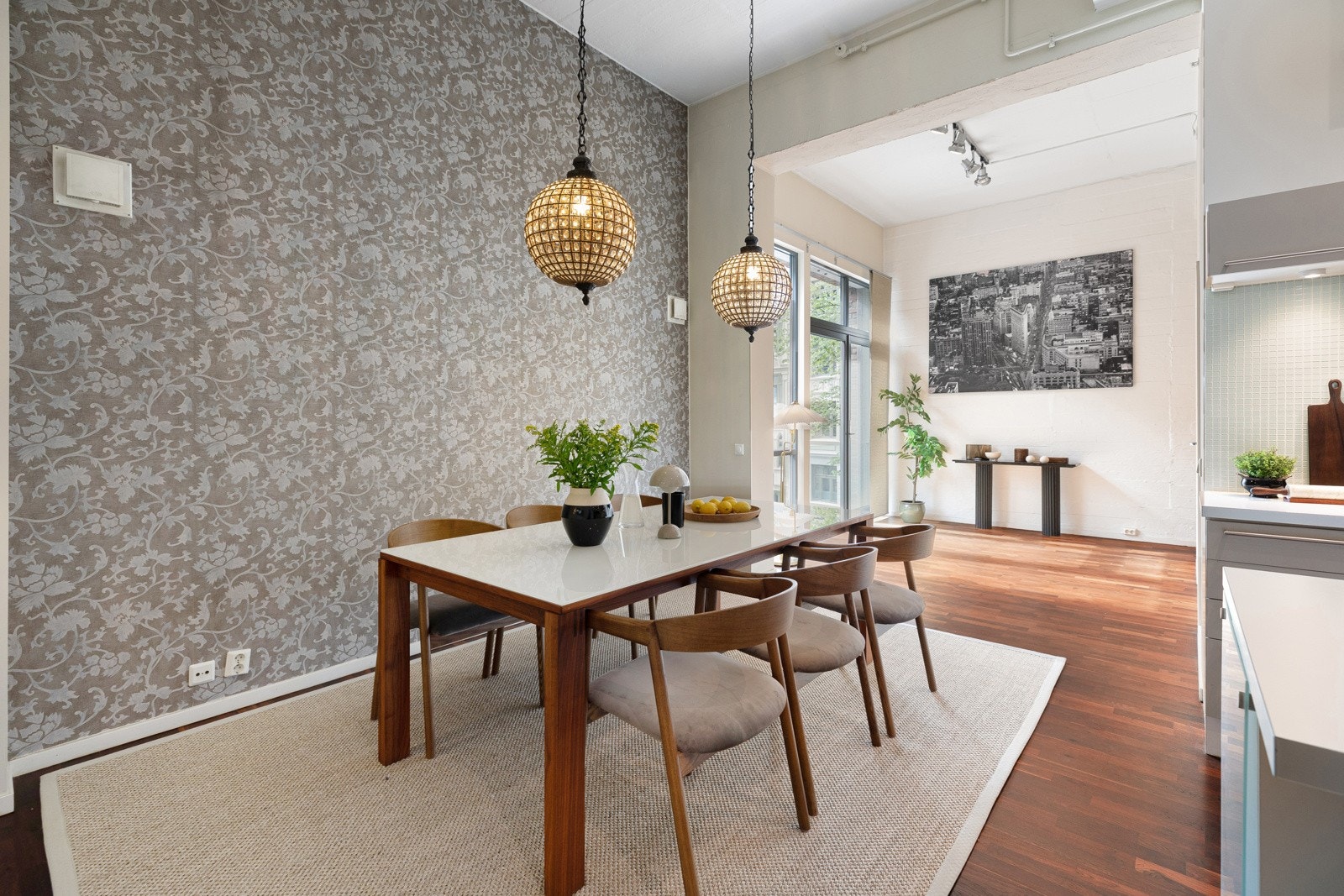 Det er mulig å kjøpe separat garasjeplass med elbil-lader, kort avstand fra leilighetsdøren Galleribilde